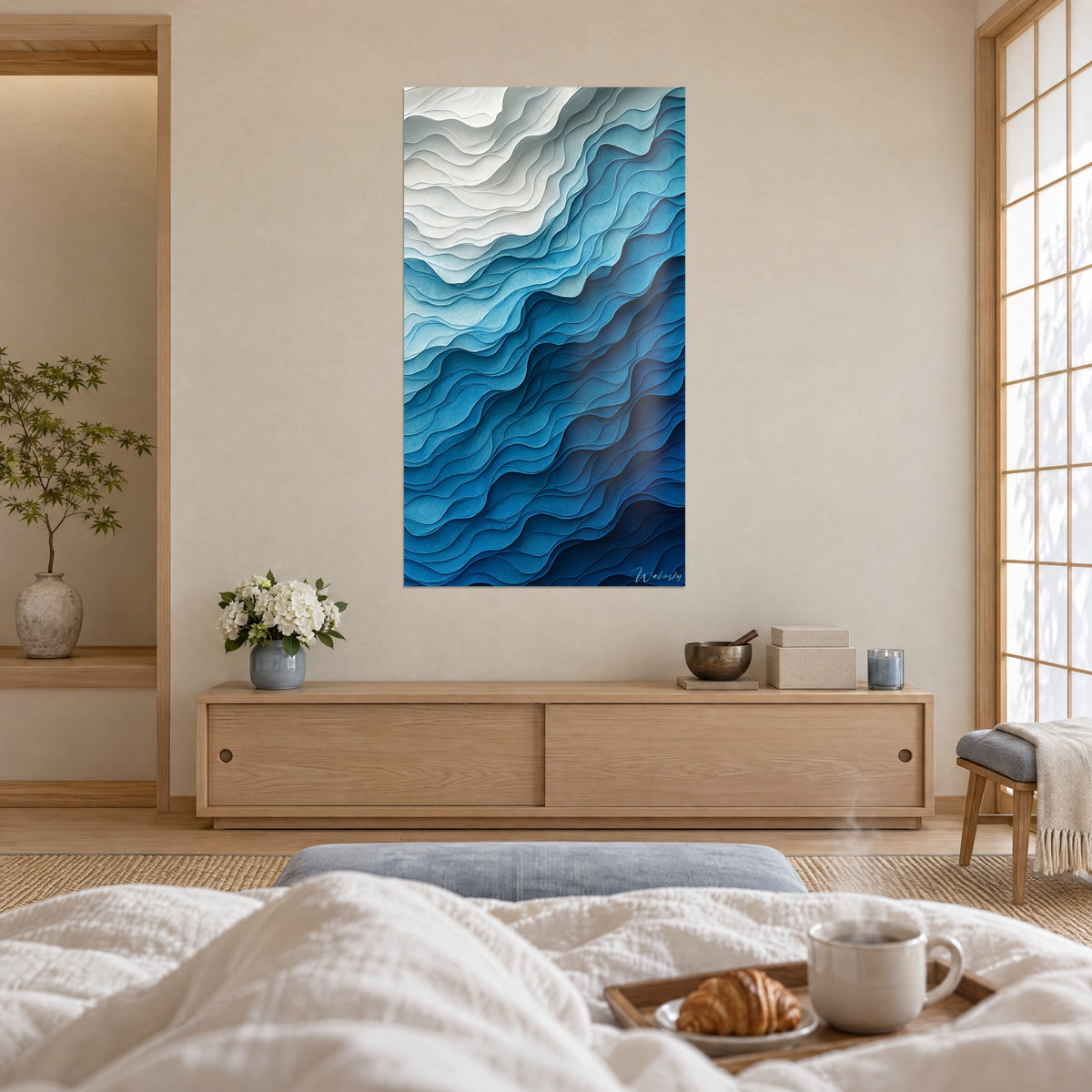 Schilderij met uitgesneden papieren golven, diep azuurblauw en berijpt wit, boven een bed in een lichte slaapkamer