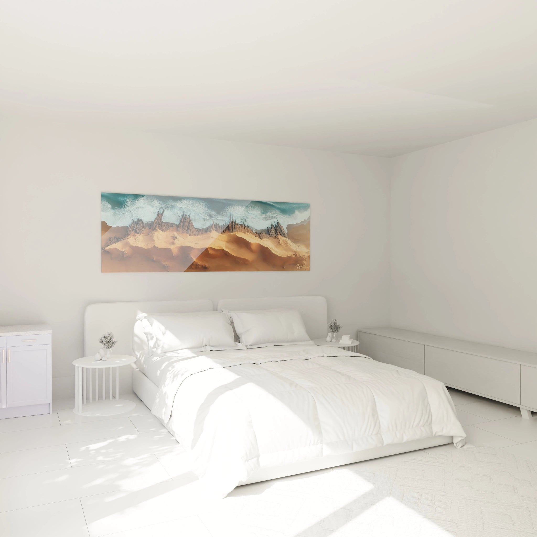 Un tableau plage panoramique capturant la frontière entre mer turquoise et désert de sable doré. Des structures verticales en bois foncé protègent les dunes aux textures ondulantes contre l'océan écumeux, créant une composition équilibrée aux couleurs contrastées.