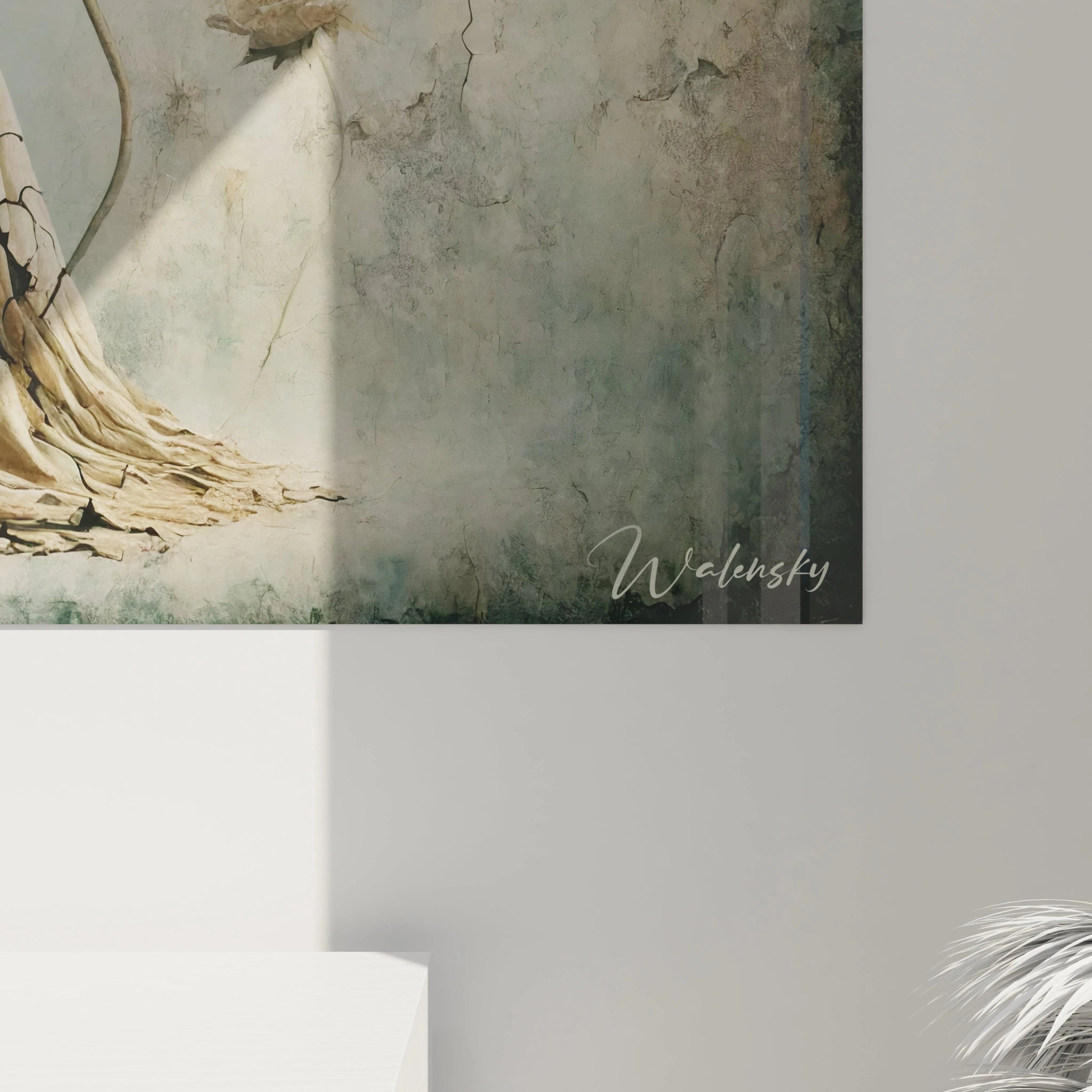 Un tableau artistique abstrait où une figure humaine fissurée s’intègre à des motifs floraux beige et marron, avec un fond texturé bleu clair et des détails visuels équilibrés.