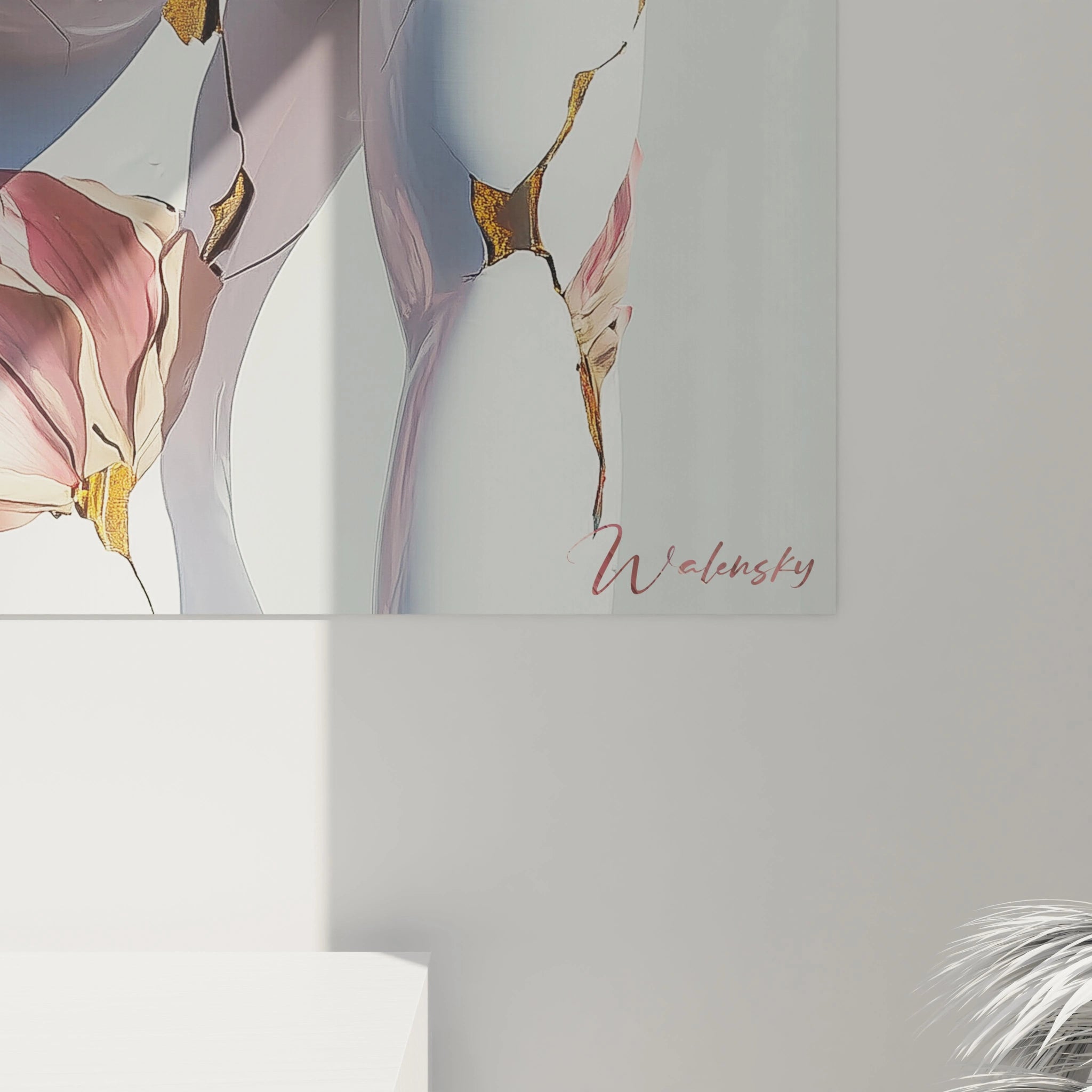 Un tableau artistique abstrait présentant un visage bleu avec des fragments blancs, des détails dorés et des pétales roses, combinant des textures brillantes et des éléments épurés.