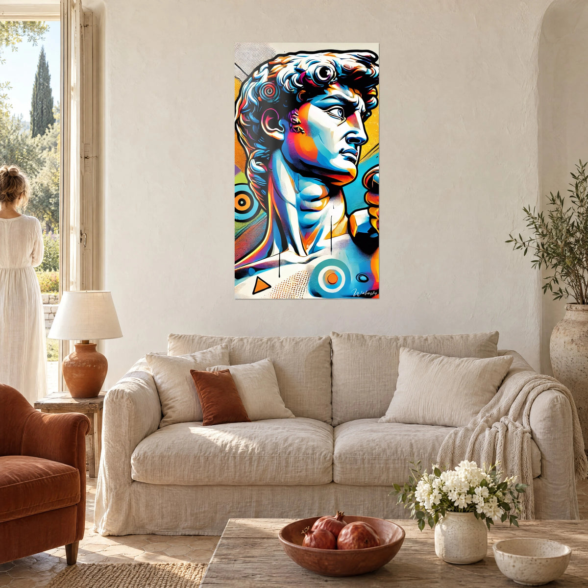 Πίνακας προφίλ αρχαίου αγάλματος σε στιλ pop art, μπλε μπούκλες και πορτοκαλί πρόσωπο σε κίτρινο φόντο, πάνω από έναν καναπέ σε ένα φωτεινό σαλόνι