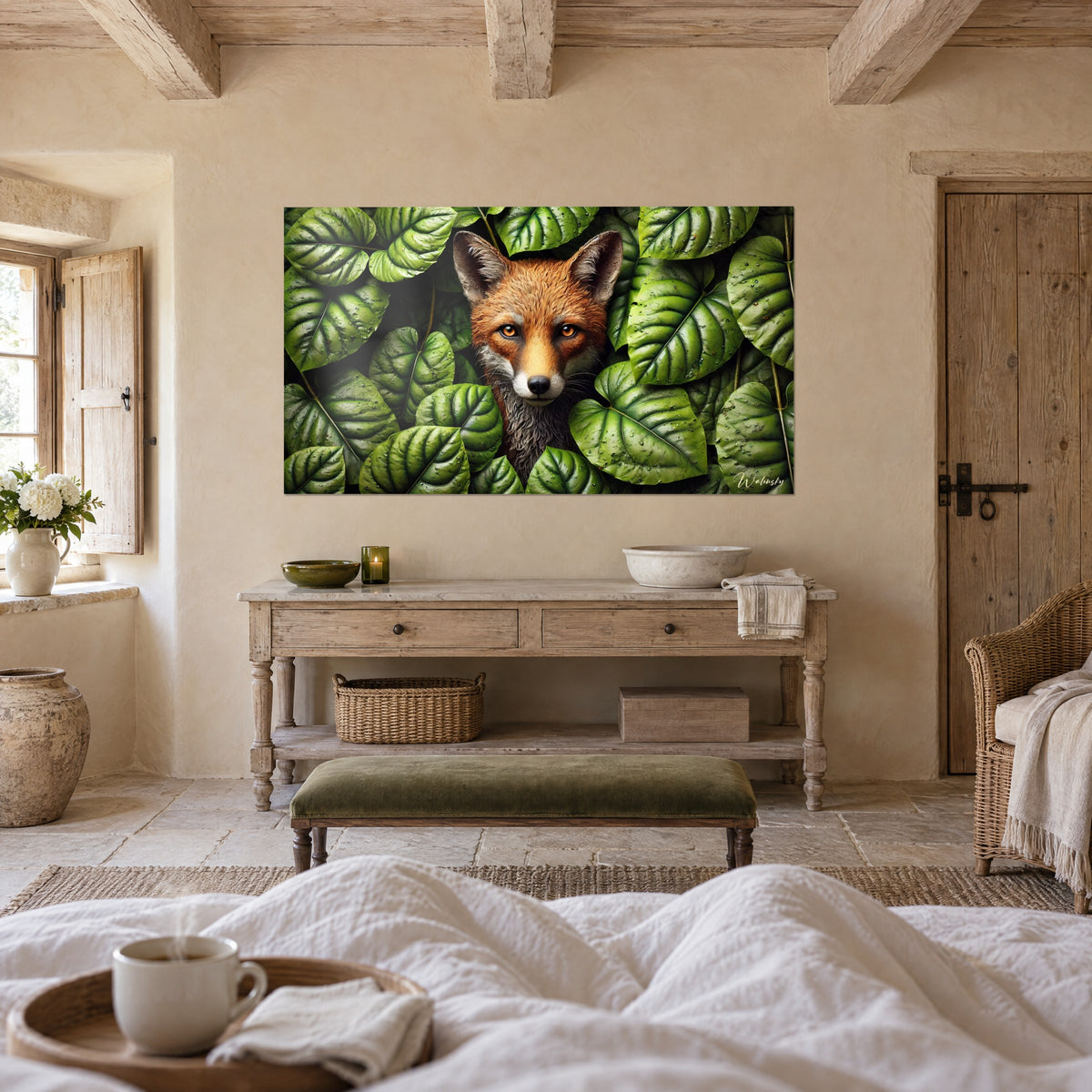 Schilderij vos met oranje ogen genesteld in diep groen gebladerte, boven een bed in een lichte slaapkamer