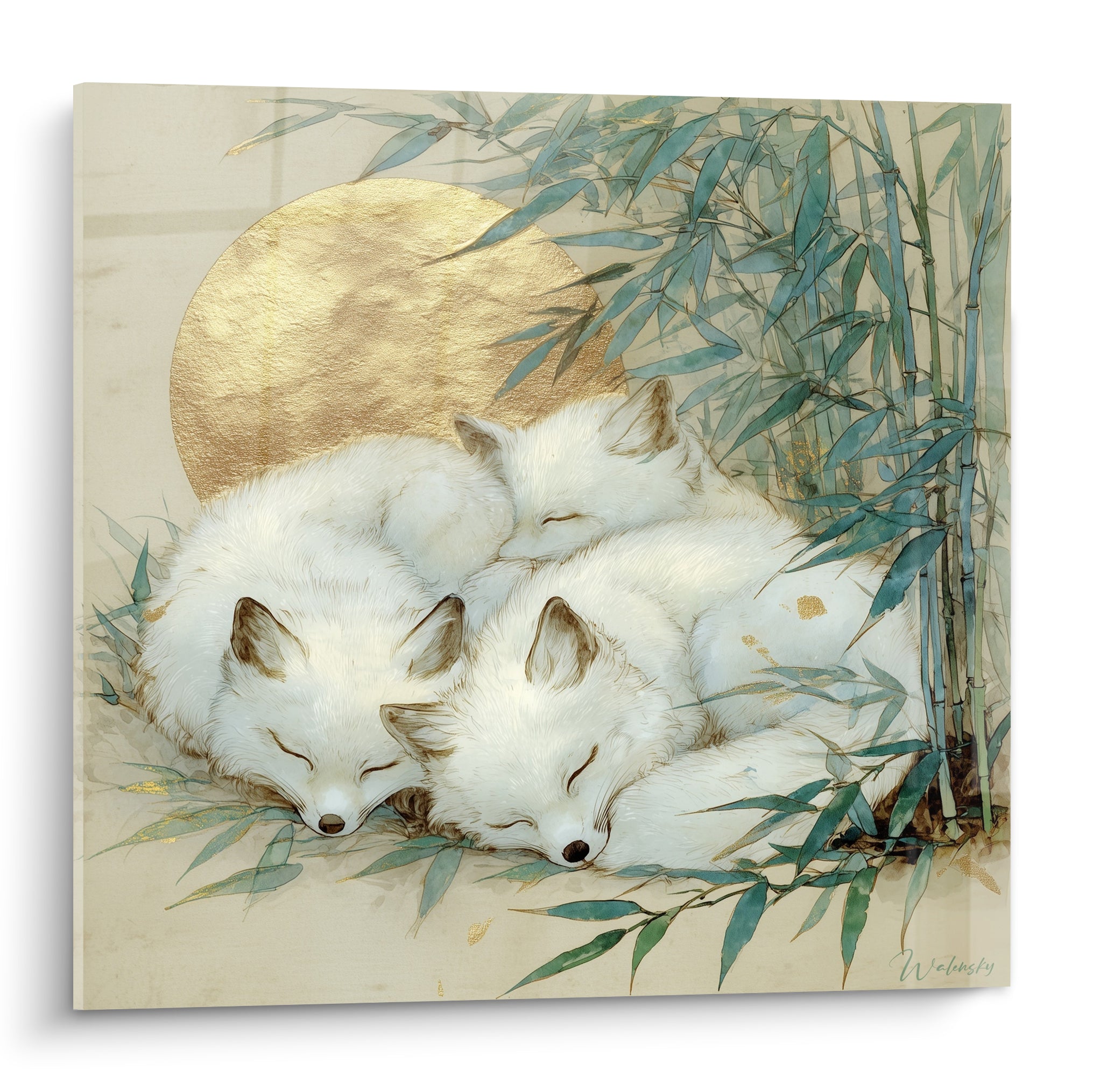 Renards blancs endormis enlacés devant une lune dorée entourée de bambou vert sauge
