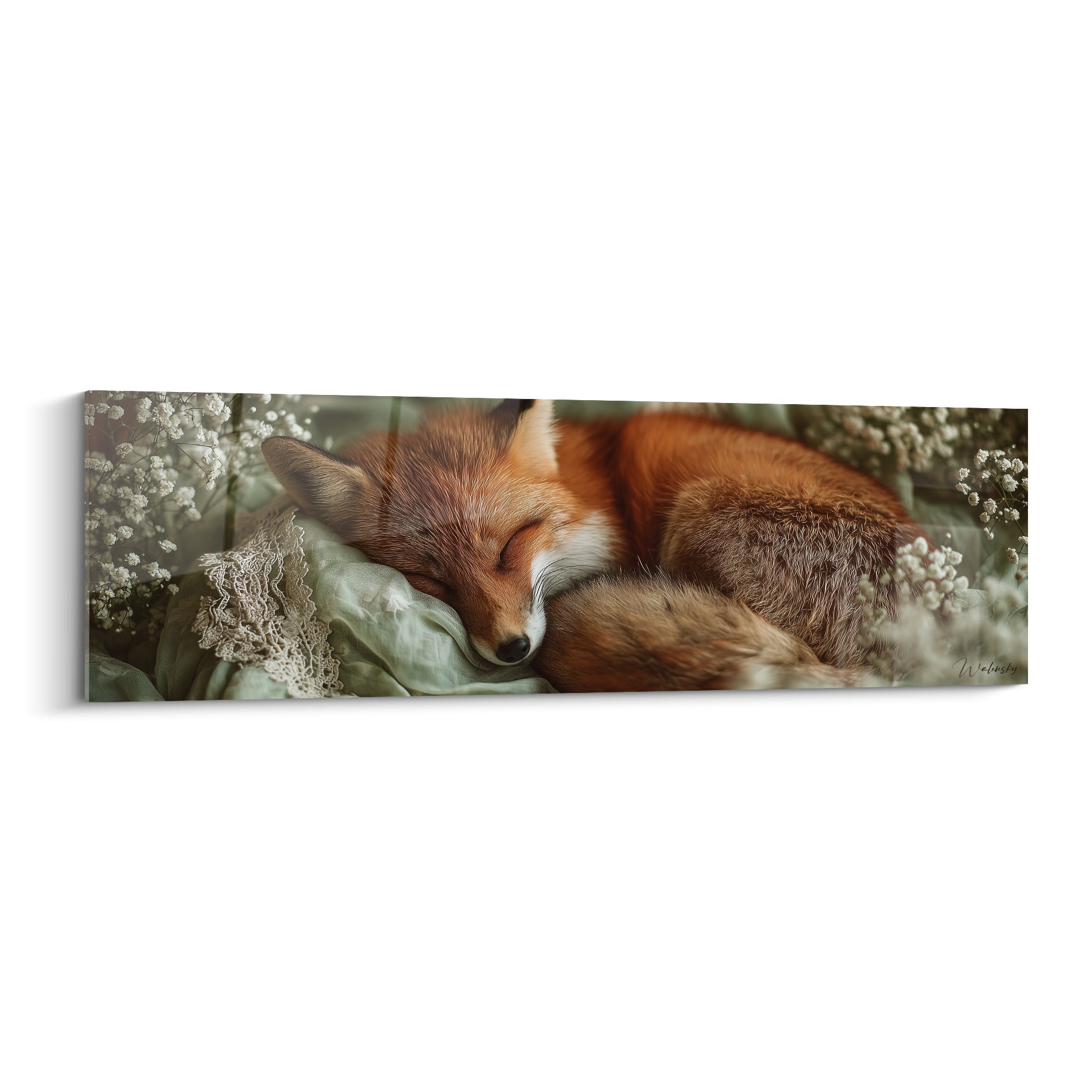 Renard roux endormi, museau blanc, entouré de fleurs blanches sur tissu vert sauge