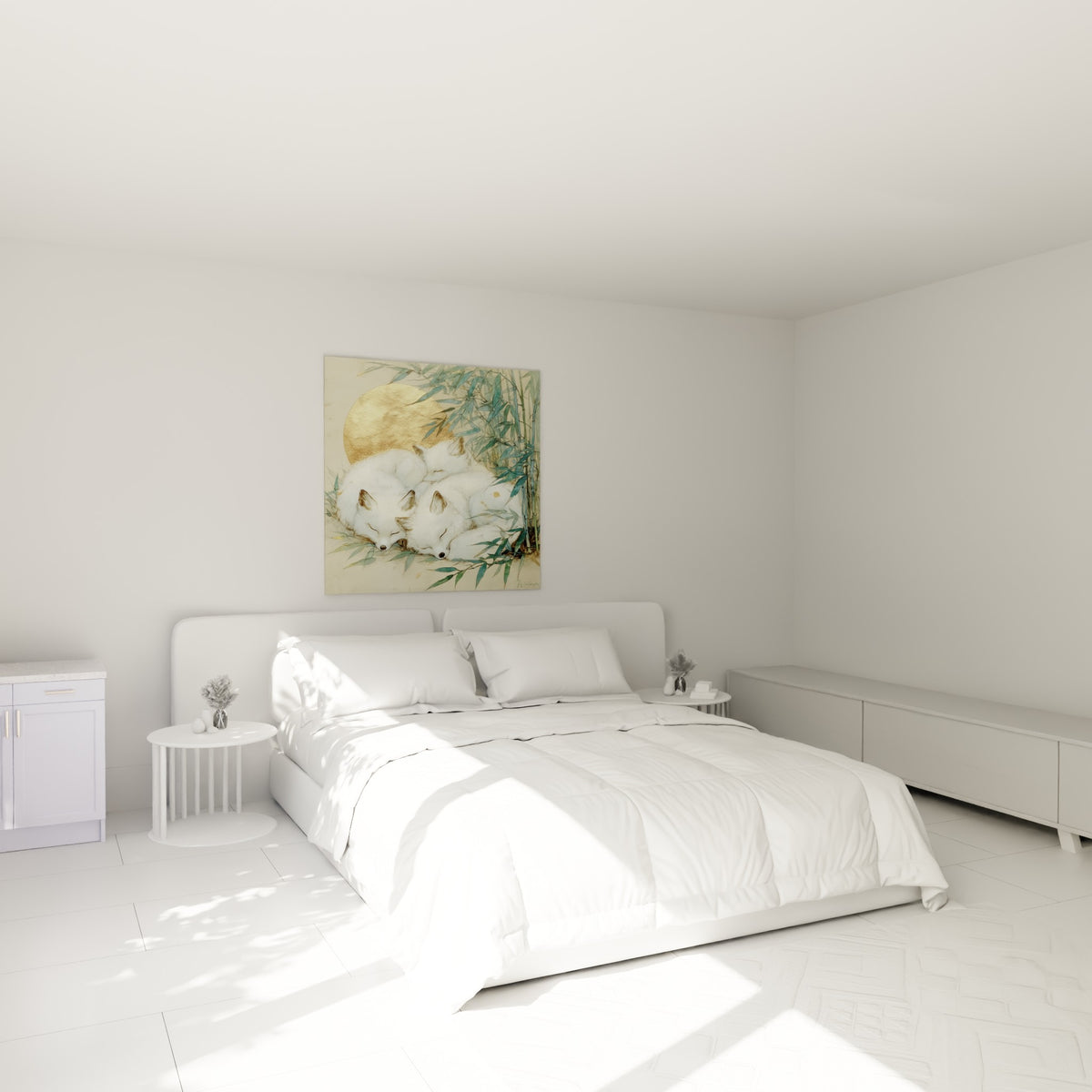Famille de renards blancs blottis sous un disque doré, au-dessus d'un lit dans une chambre claire