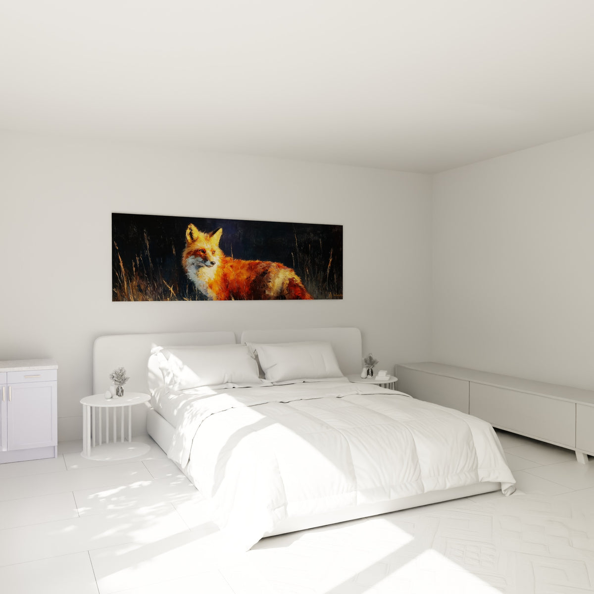 Silhouette fauve du renard aux tons roux et anthracite, accrochée au-dessus d'un lit dans une chambre claire