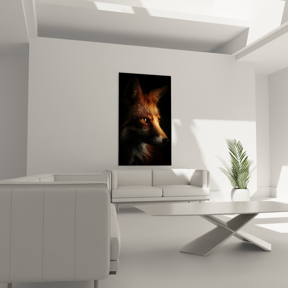 Regard perçant du renard fauve sur fond sombre, fourrure rousse détaillée, au-dessus d'un canapé dans un salon lumineux