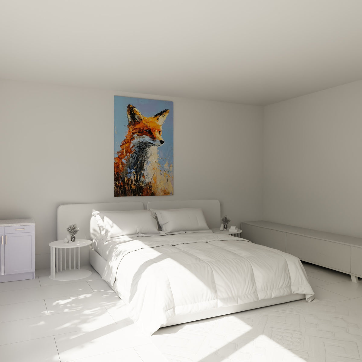 Buste de renard orange et blanc cassé accroché au-dessus d'un lit dans une chambre claire