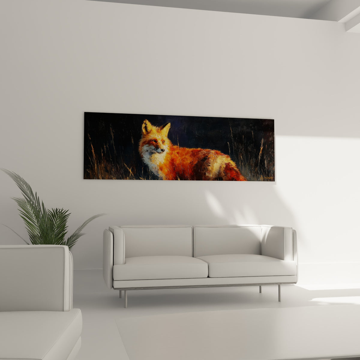 Regard perçant du renard doré et orangé parmi les herbes sombres, au-dessus d'un canapé dans un salon lumineux