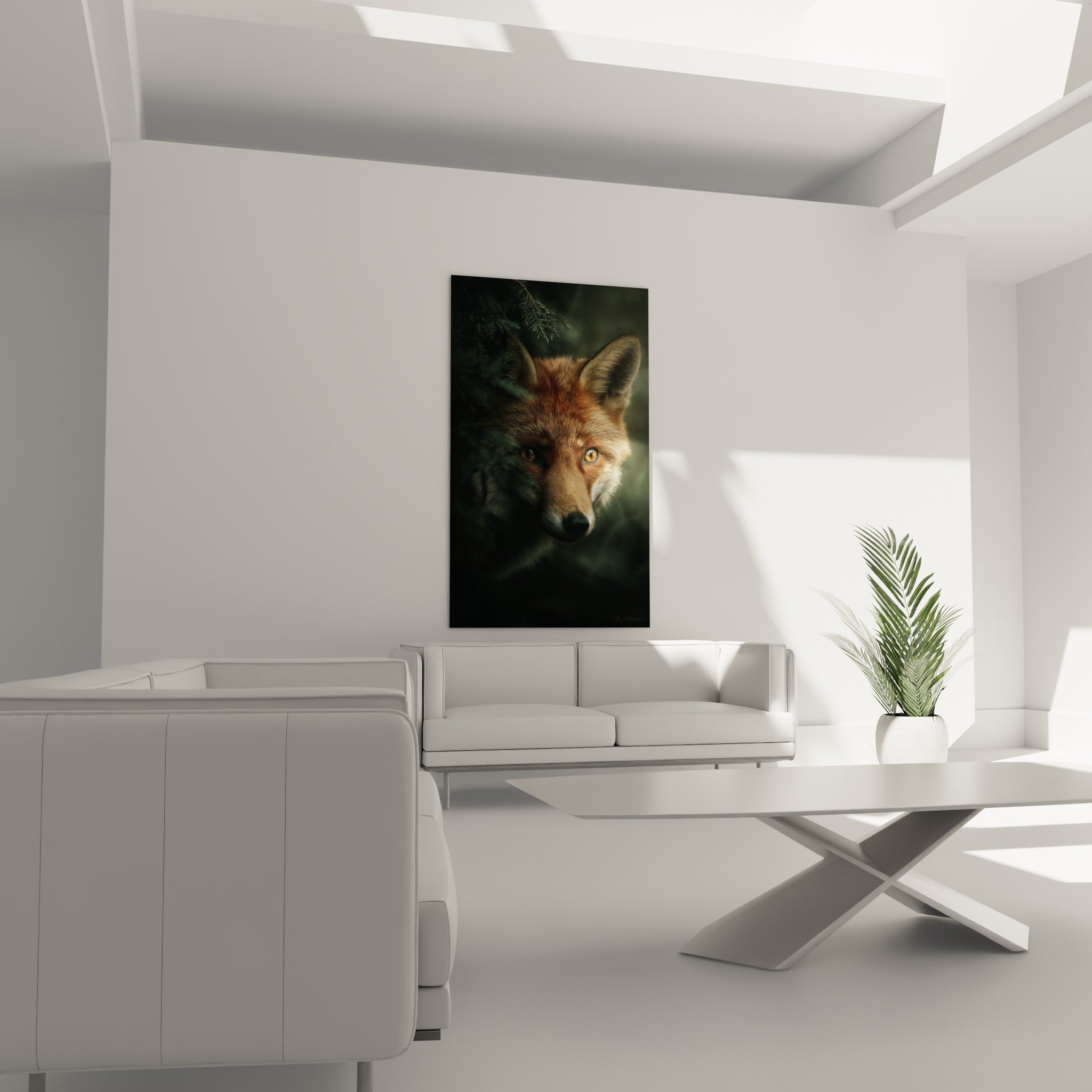 Portrait intense du renard aux oreilles dressées et regard doré, au-dessus d'un canapé dans un salon lumineux