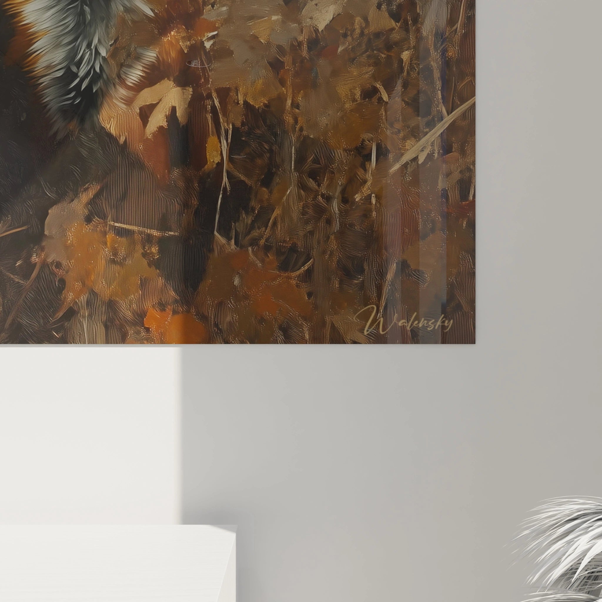 Détail du tableau renard Walensky avec motifs automnaux et couleurs chaudes accrochée sur un mur gris