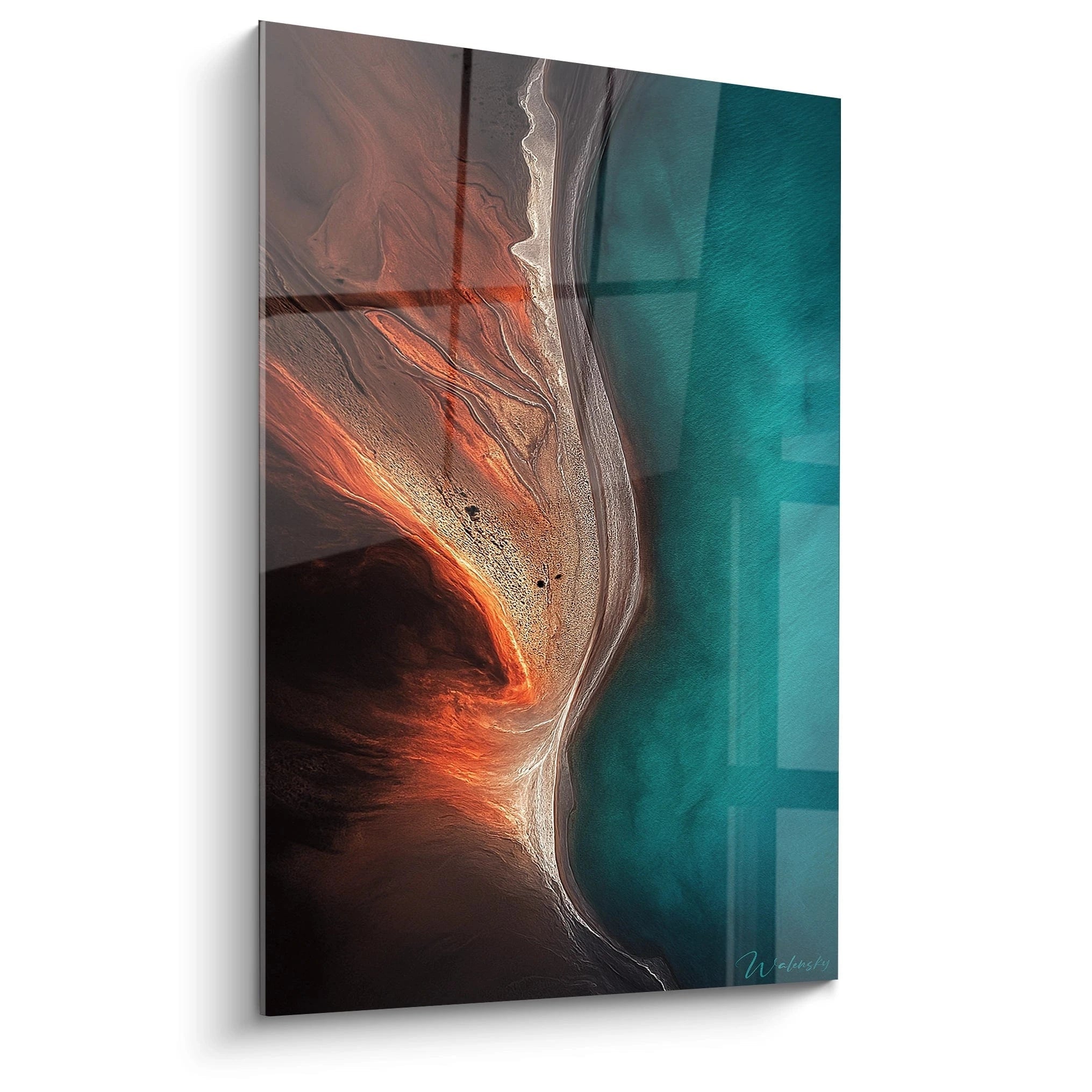 Un tableau vue aérienne capturant la rencontre entre terres rougeâtres texturées et eaux turquoise profondes, séparées par une ligne sinueuse de sable clair. Les reliefs terrestres présentent des stries et veines orangées contrastant avec la surface lisse de l'eau.