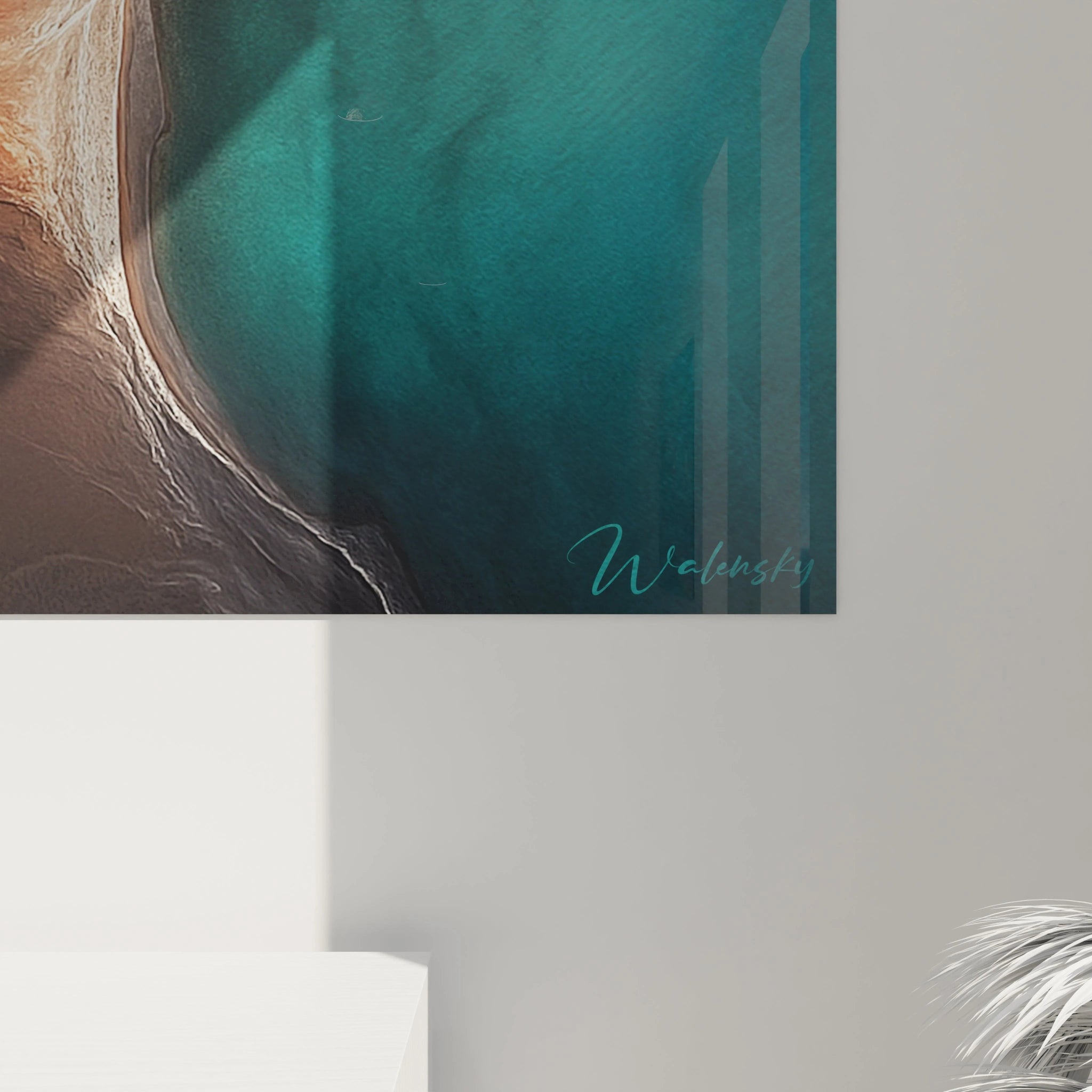 Un tableau vue aérienne présentant la jonction dramatique entre des terres érodées aux tons chaleureux et une étendue d'eau turquoise. Les formations terrestres striées et texturées contrastent avec la surface aquatique lisse, séparées par une fine bande de sable clair qui serpente verticalement.