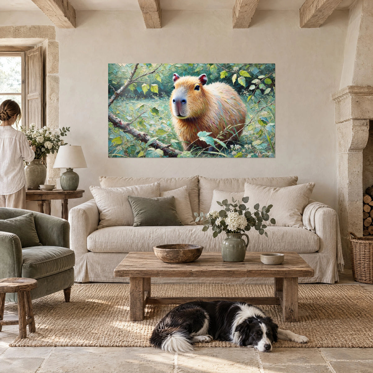 Tableau capybara au pelage ambre dans un sous-bois vert et turquoise, une femme de dos, au-dessus d'un canapé dans un salon lumineux