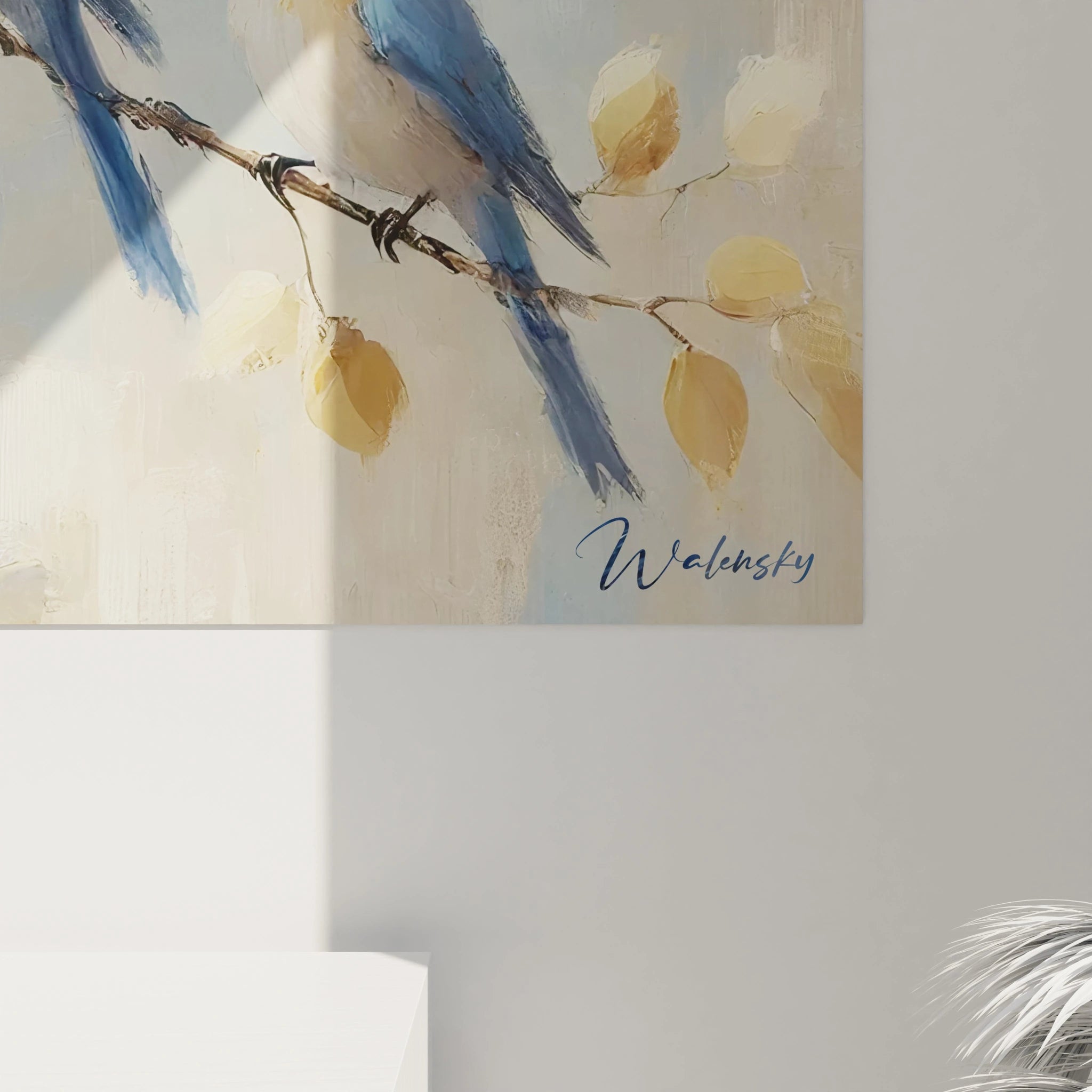 "Ce gros plan du tableau oiseaux met en valeur les details des nuances bleues et orange des oiseaux. Une composition soignee pour une decoration murale elegante et apaisante."