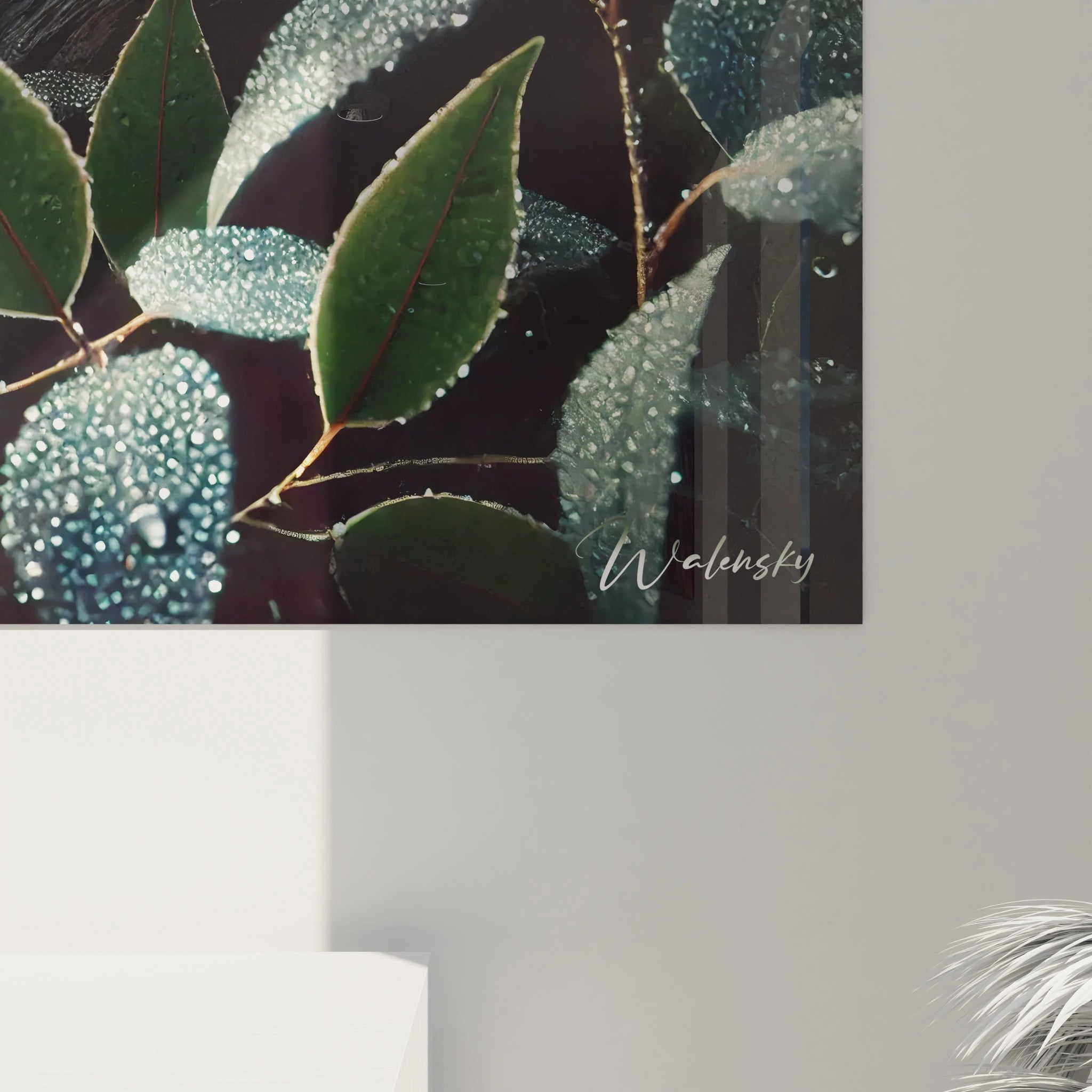 La vue de près de ce tableau koala révèle la beauté des détails, des gouttes de rosée aux ombres douces sur les feuilles, apportant une fraîcheur matinale à votre intérieur.