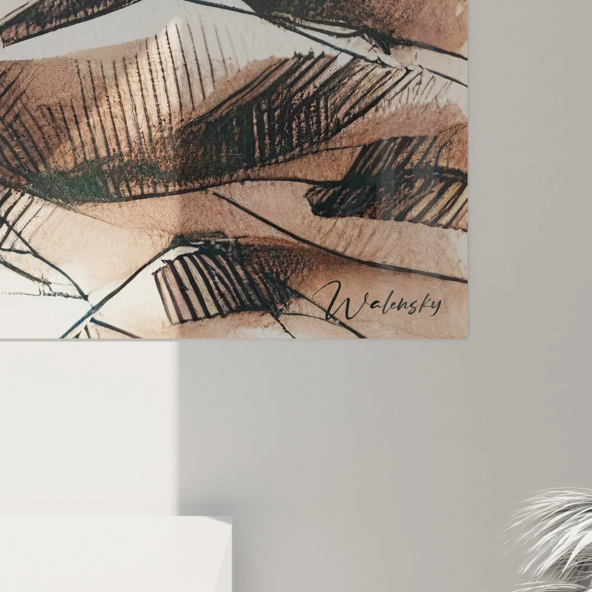 Vue rapprochée du tableau abstrait de corps humain, révélant les traits angulaires et les ombrages subtils. Une composition riche en nuances de brun et noir."