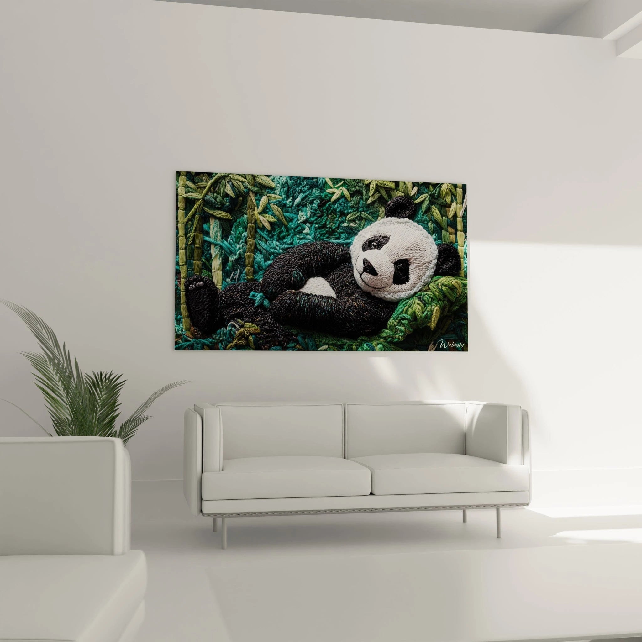 Un tableau textile représentant un panda en position détendue entouré de bambous verts, où chaque fil noir, blanc et turquoise crée une texture tridimensionnelle saisissante, mettant en valeur le contraste entre le pelage structuré de l'animal et le fond végétal luxuriant.