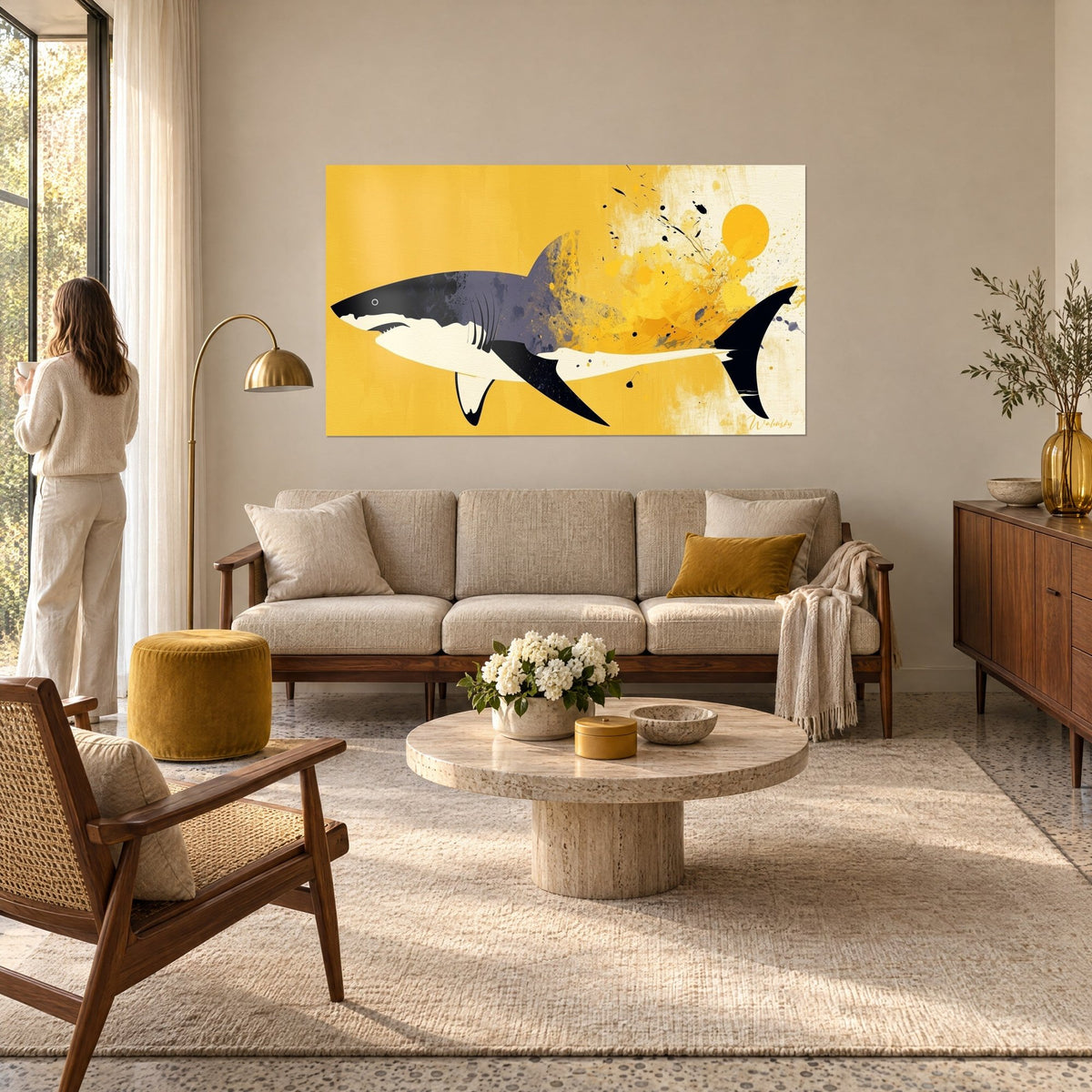Gemälde Weißer Hai mit schiefergrauem Rücken auf senfgelbem Grund, schwarze Tintenspritzer, über einem Sofa in einem hellen Wohnzimmer