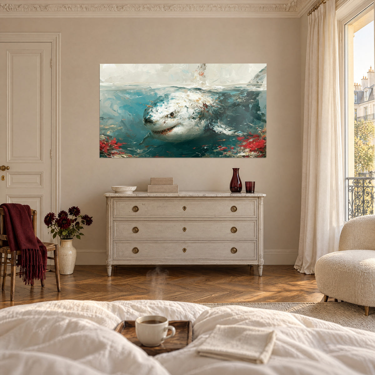 Tableau squale aux dents fines dans l'eau glauque, touches rouge vif, accroché au-dessus d'un lit dans une chambre claire