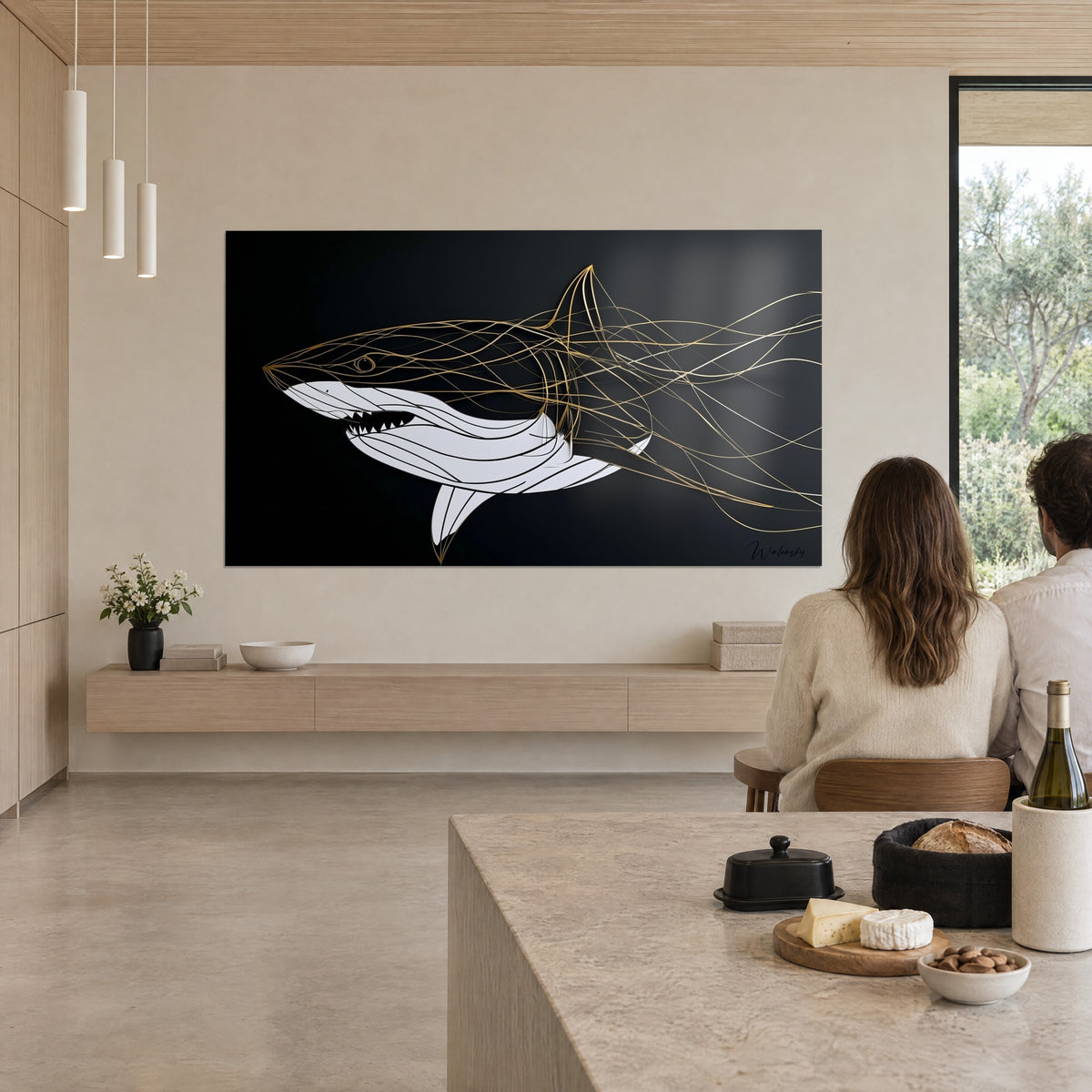 Tableau prédateur marin blanc et noir aux volutes dorées, mur beige, deux convives de dos, cuisine ouverte