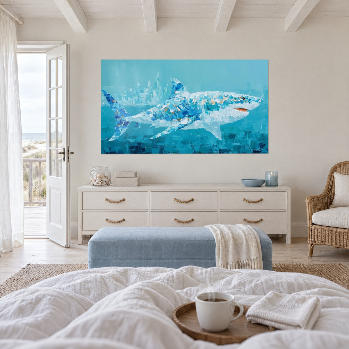 Tableau grand requin à la peinture au couteau azur et blanche, nageoires cobalt, au-dessus d'un lit dans une chambre claire