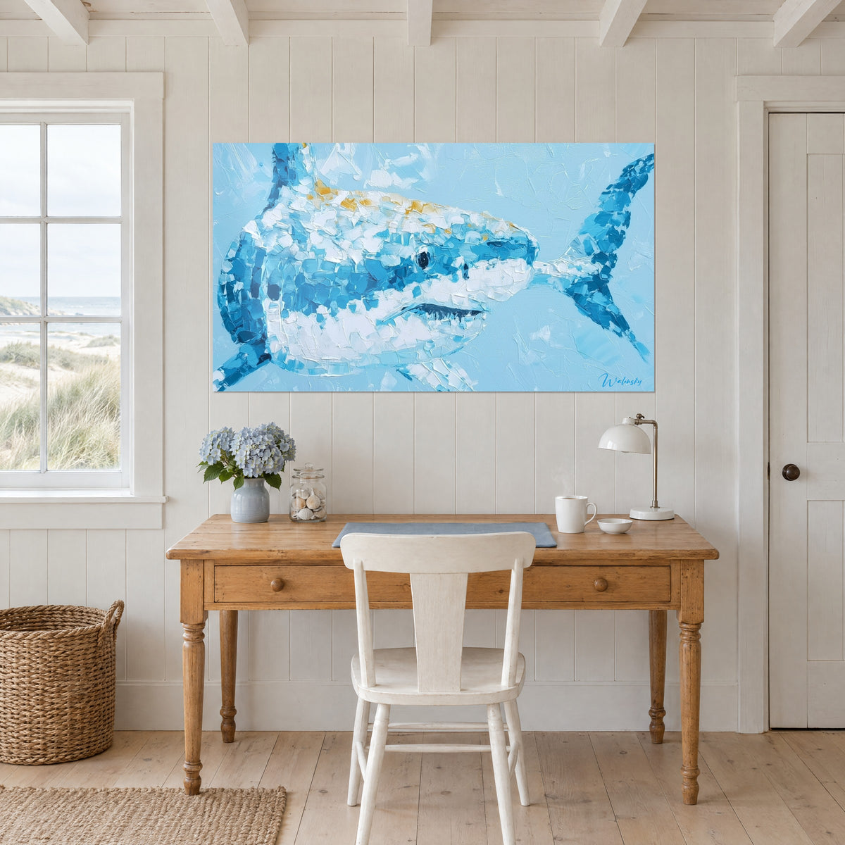 Tableau requin blanc stylisé, écailles de peinture bleu roi et crème, accroché au-dessus d'un bureau en bois clair