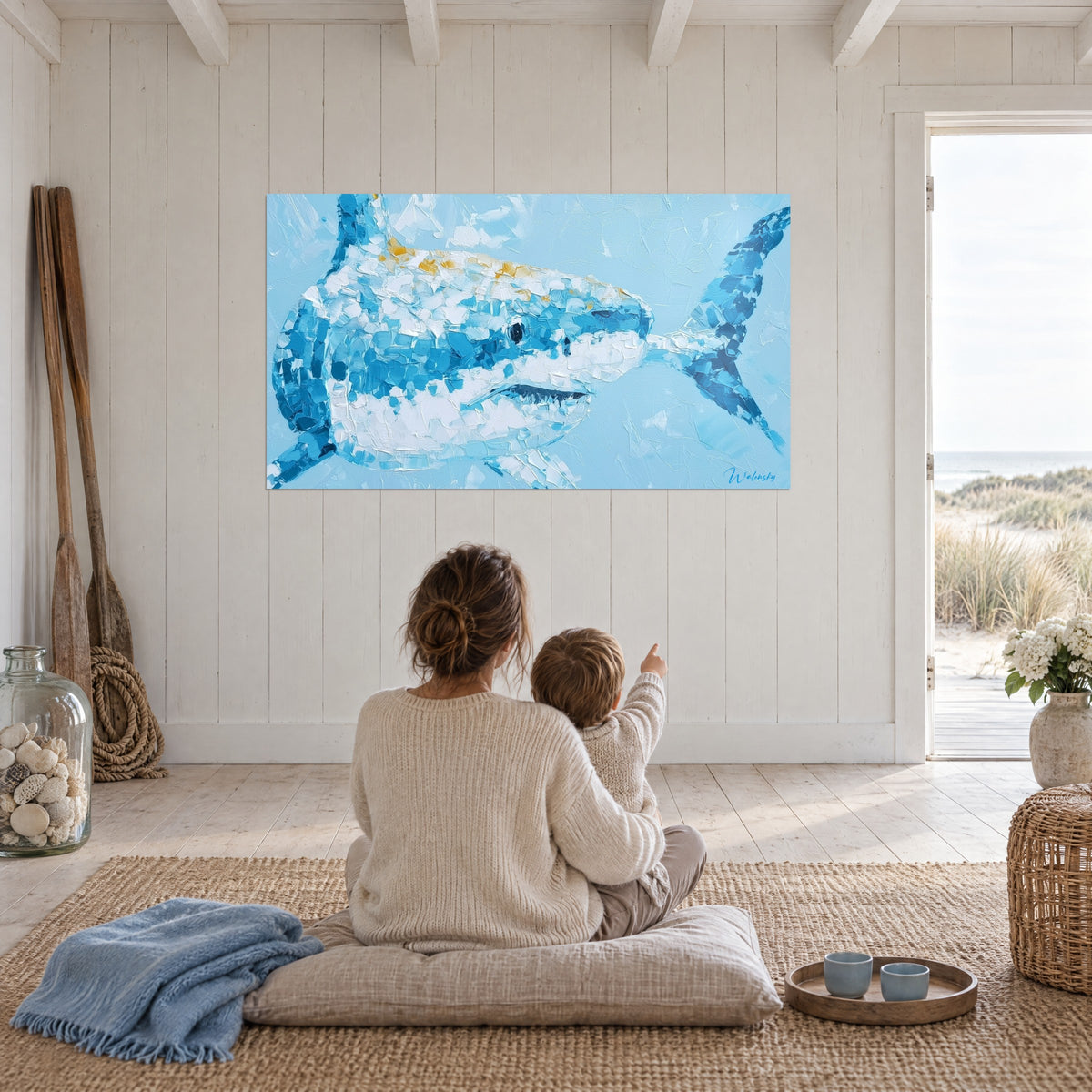 Tableau requin aux reflets cyan et blancs, œil noir intense, contemplé par une mère et son enfant assis sur un tapis