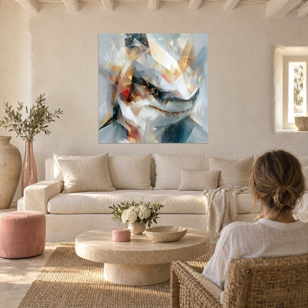Schilderij witte haai in gouden en parelgrijze scherven, twee rugfiguren, boven een bank in een lichte woonkamer
