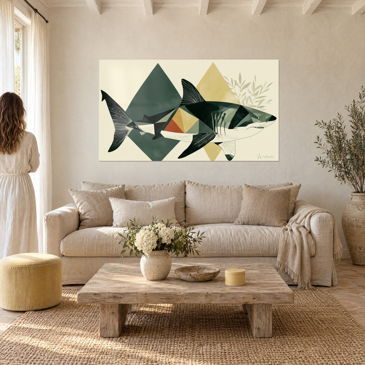 Quadro con un grande squalo bianco geometrico in verde antracite e ocra su sfondo crema, sopra un divano in un soggiorno luminoso