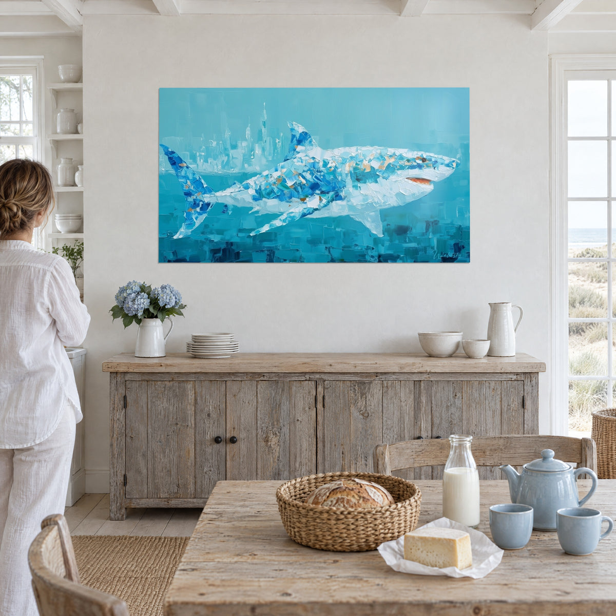 Tableau poisson prédateur bleu glacier et blanc crème, gueule orange vif, dominant un buffet en bois dans une maison de plage