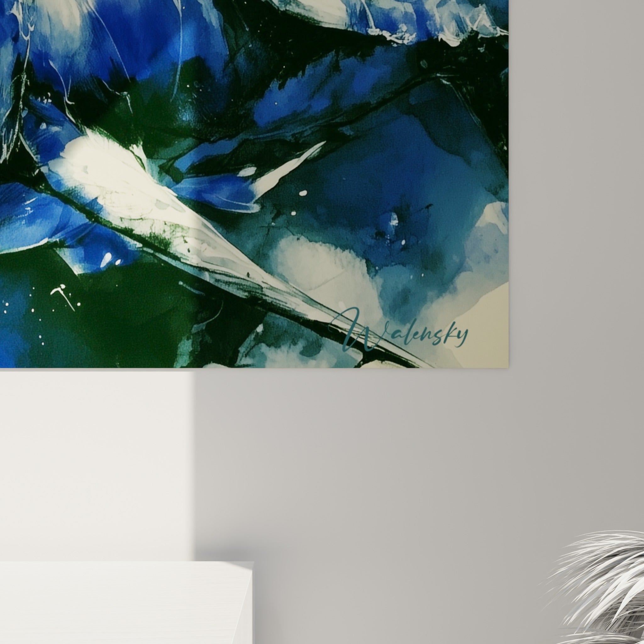 Détail des coulures bleu marine et empâtements ivoire de la peinture de requin, texture aquarelle visible de près