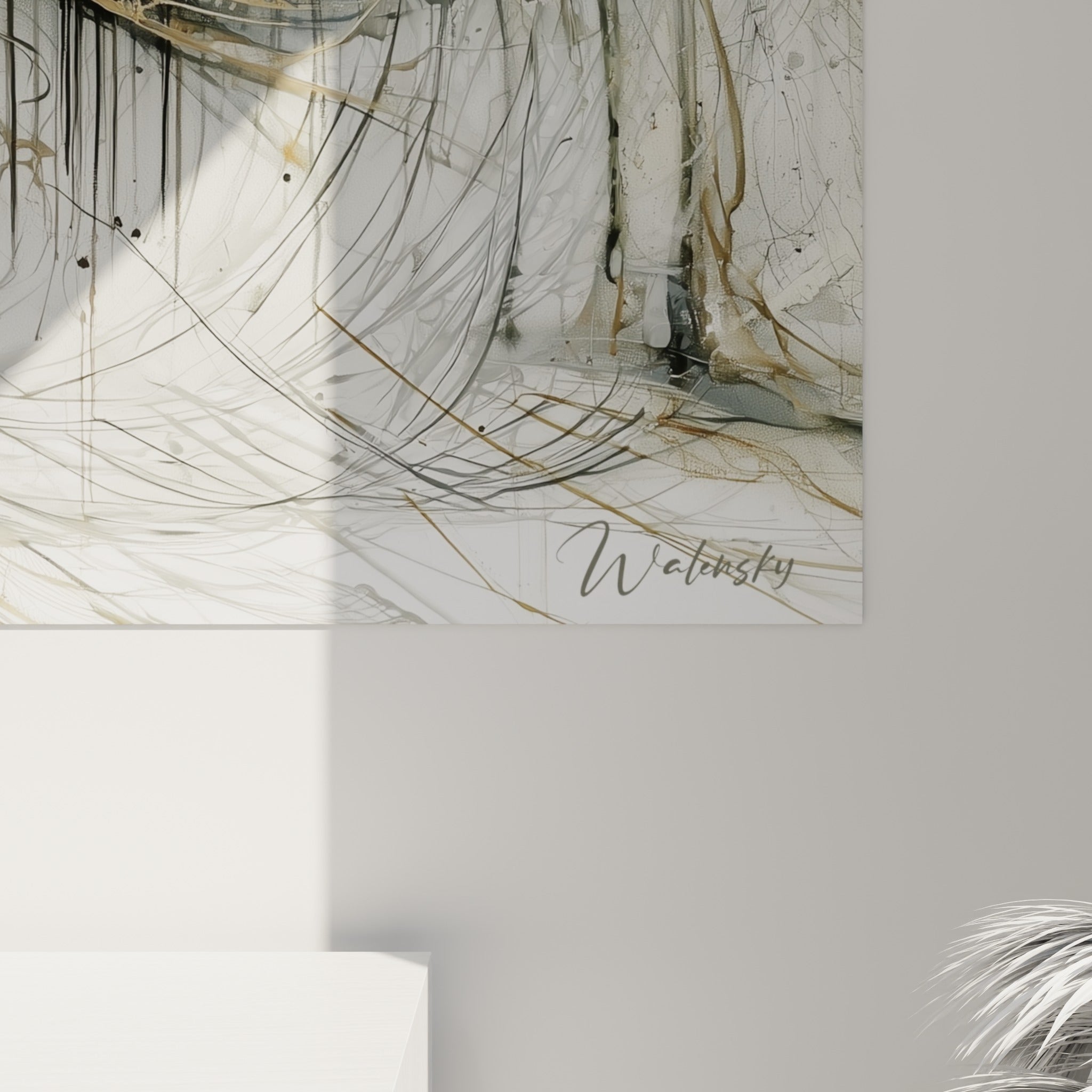 Détail du requin doré et anthracite, coulures d'encre brune et grain de la toile visibles de près