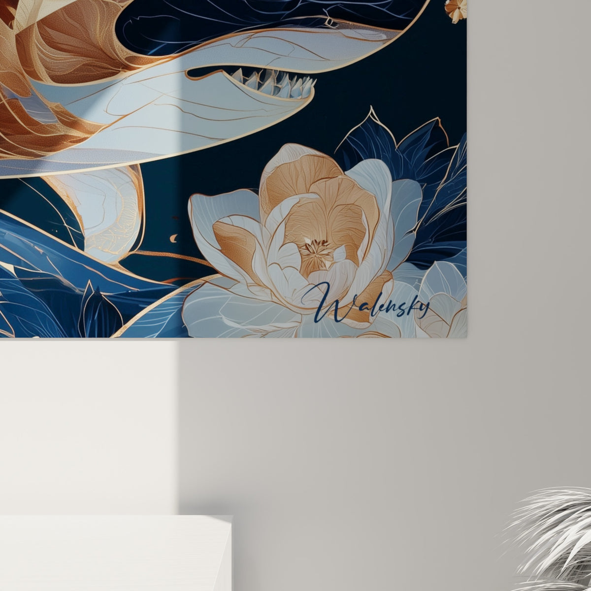 Détail des lignes dorées et du grain bleu marine sur ce tableau requin accroché au mur