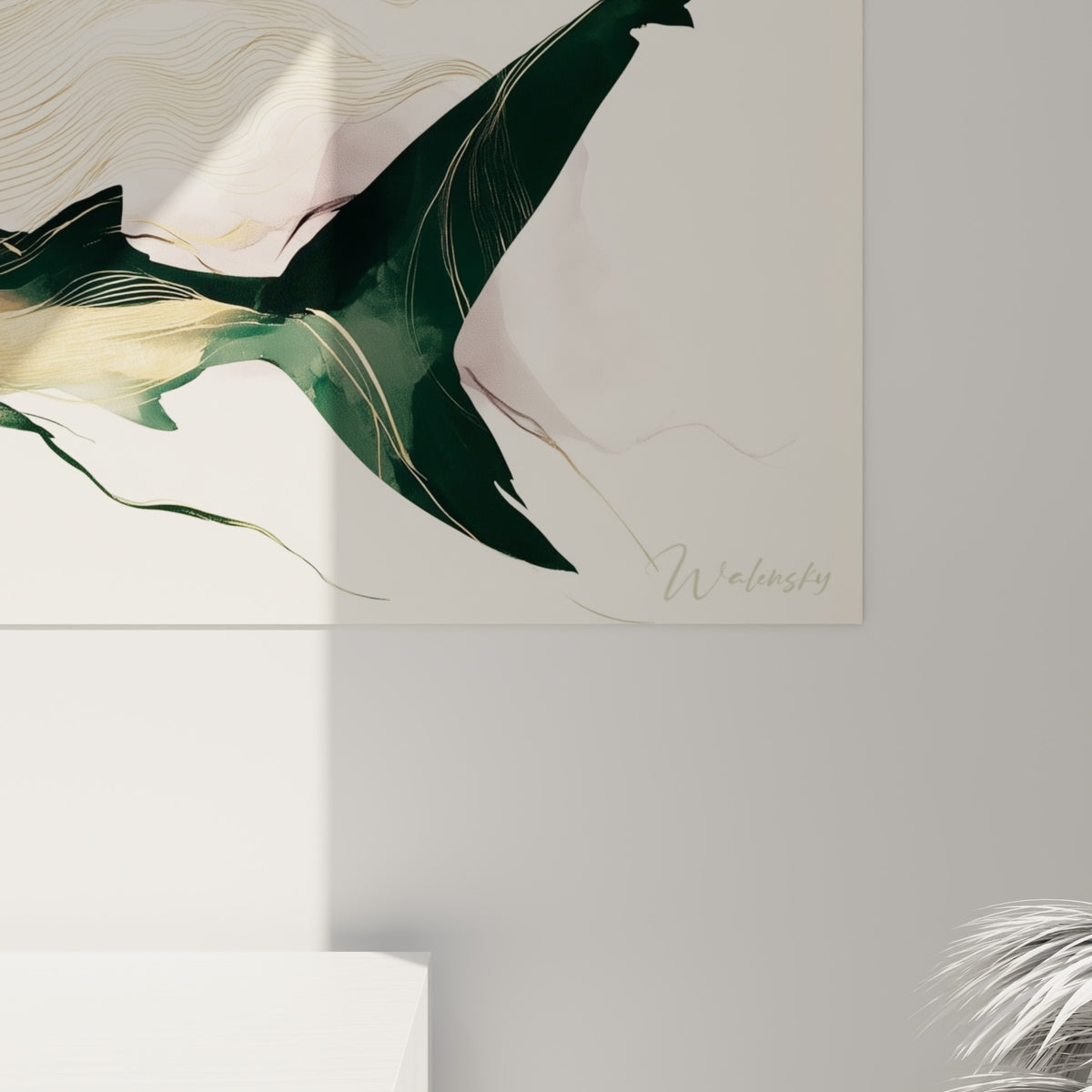 Détail du requin doré et vert émeraude montrant les fines lignes graphiques et la texture picturale