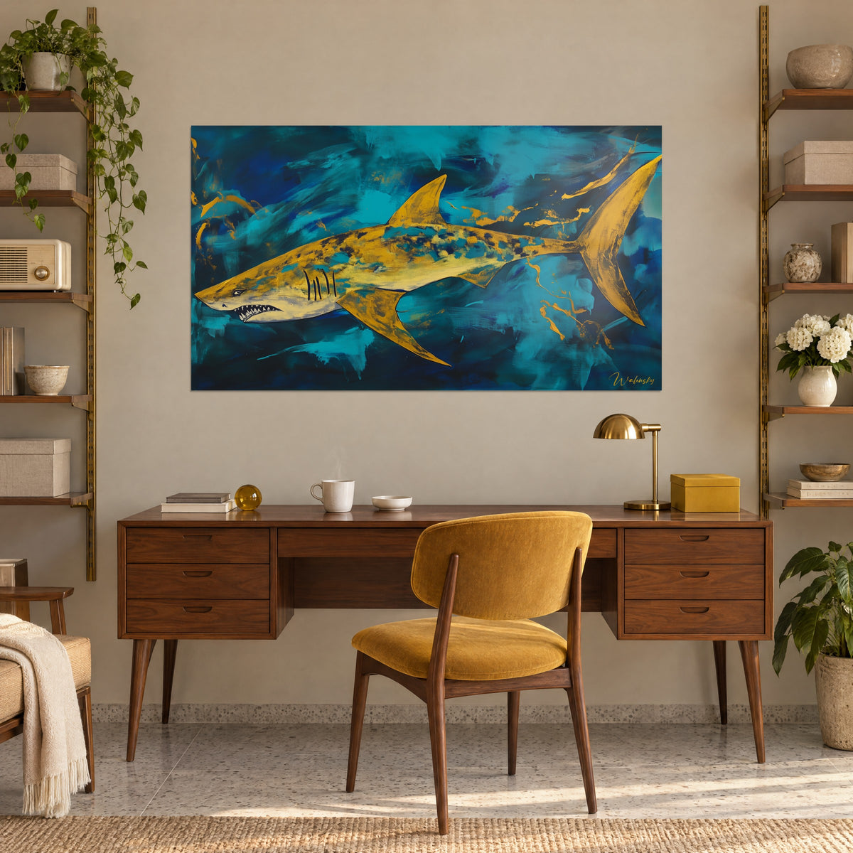 Tableau poisson de mer aux mâchoires acérées, corps or et sable sur fond azur et indigo, accroché au-dessus d'un bureau en bois et d'un fauteuil moutarde