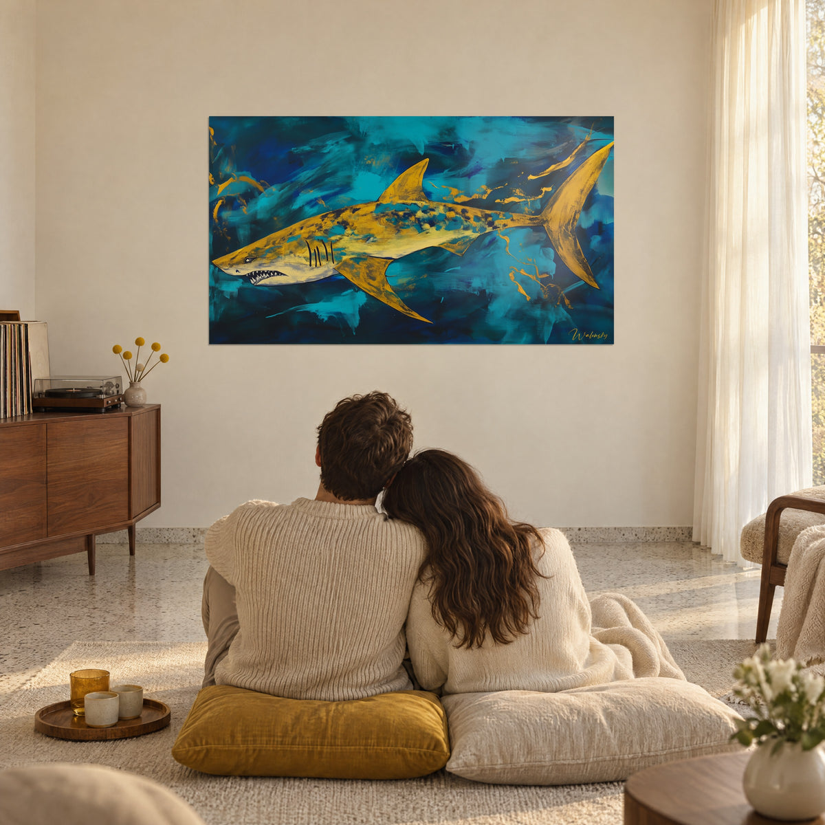 Tableau squale de profil, mâchoire ouverte, nageoire dorsale ocre et eaux bleu pétrole, face à un couple assis sur des coussins moutarde dans un séjour