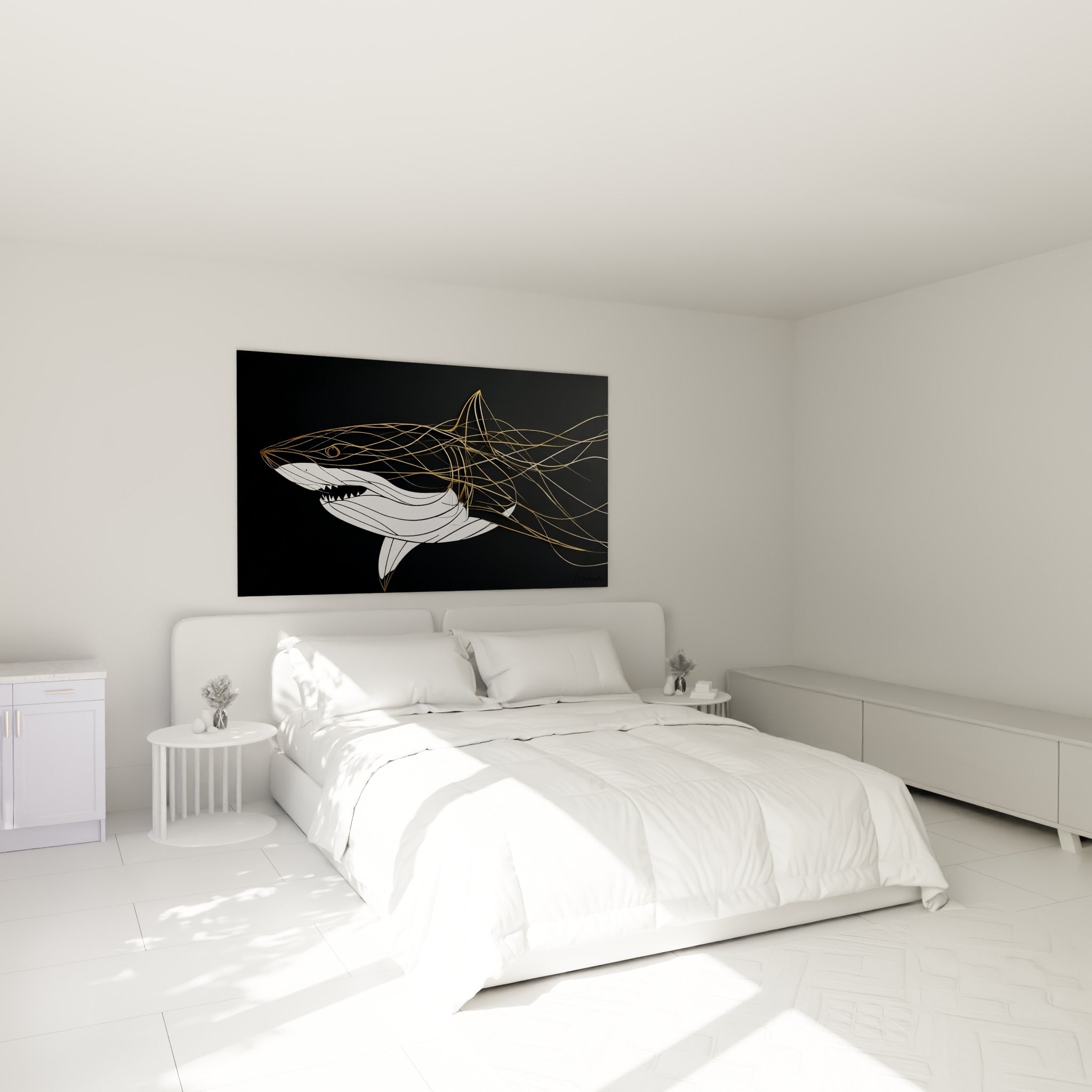 Requin doré aux lignes filiformes sur fond noir, accroché au-dessus d'un lit dans une chambre claire