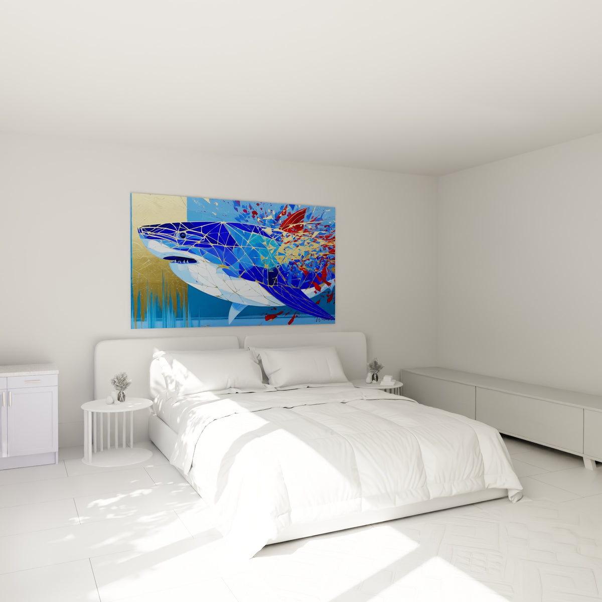 Requin bleu roi aux éclats dorés et rouges, au-dessus d'un lit dans une chambre claire