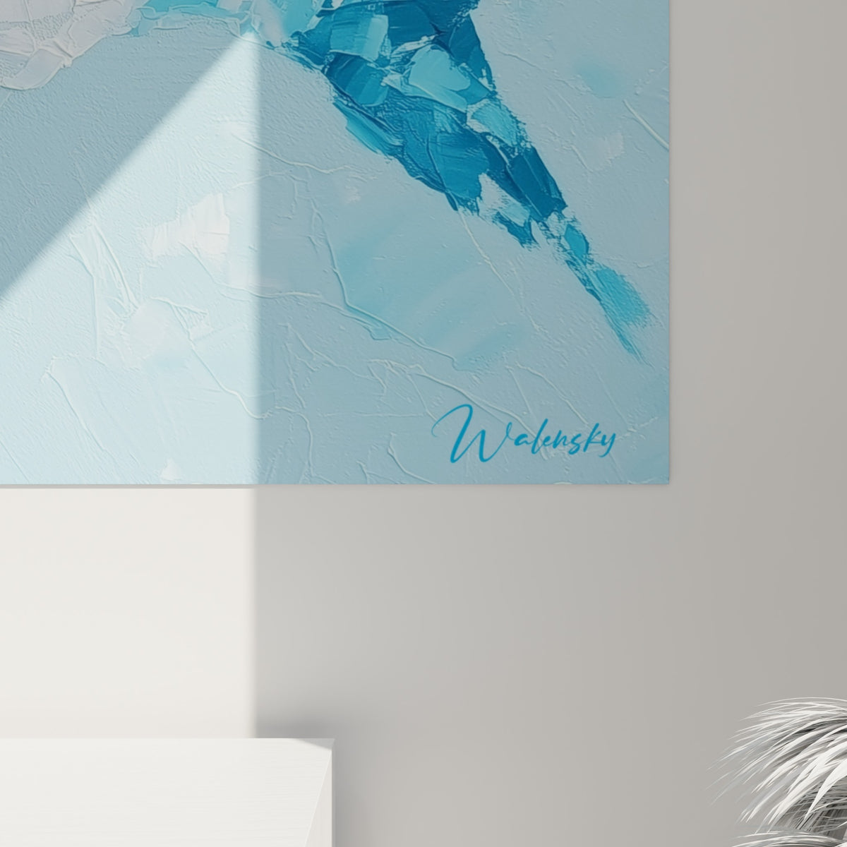 Matière épaisse en relief, coulures bleu marine et blanc éclatant visibles sur la nageoire du requin peint