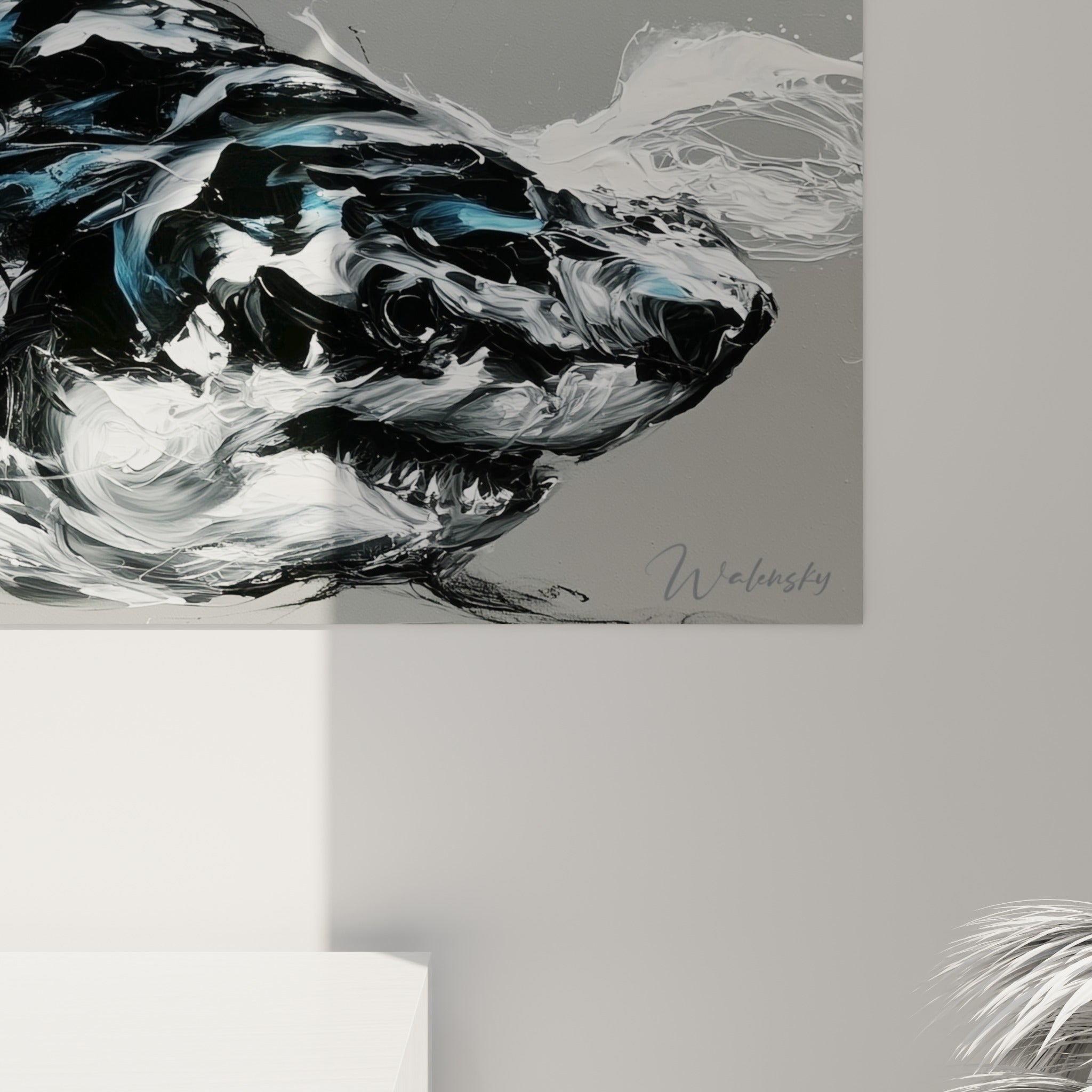 Empâtements noirs, blancs et bleu marine se mêlant sur la peau texturée du requin en gros plan