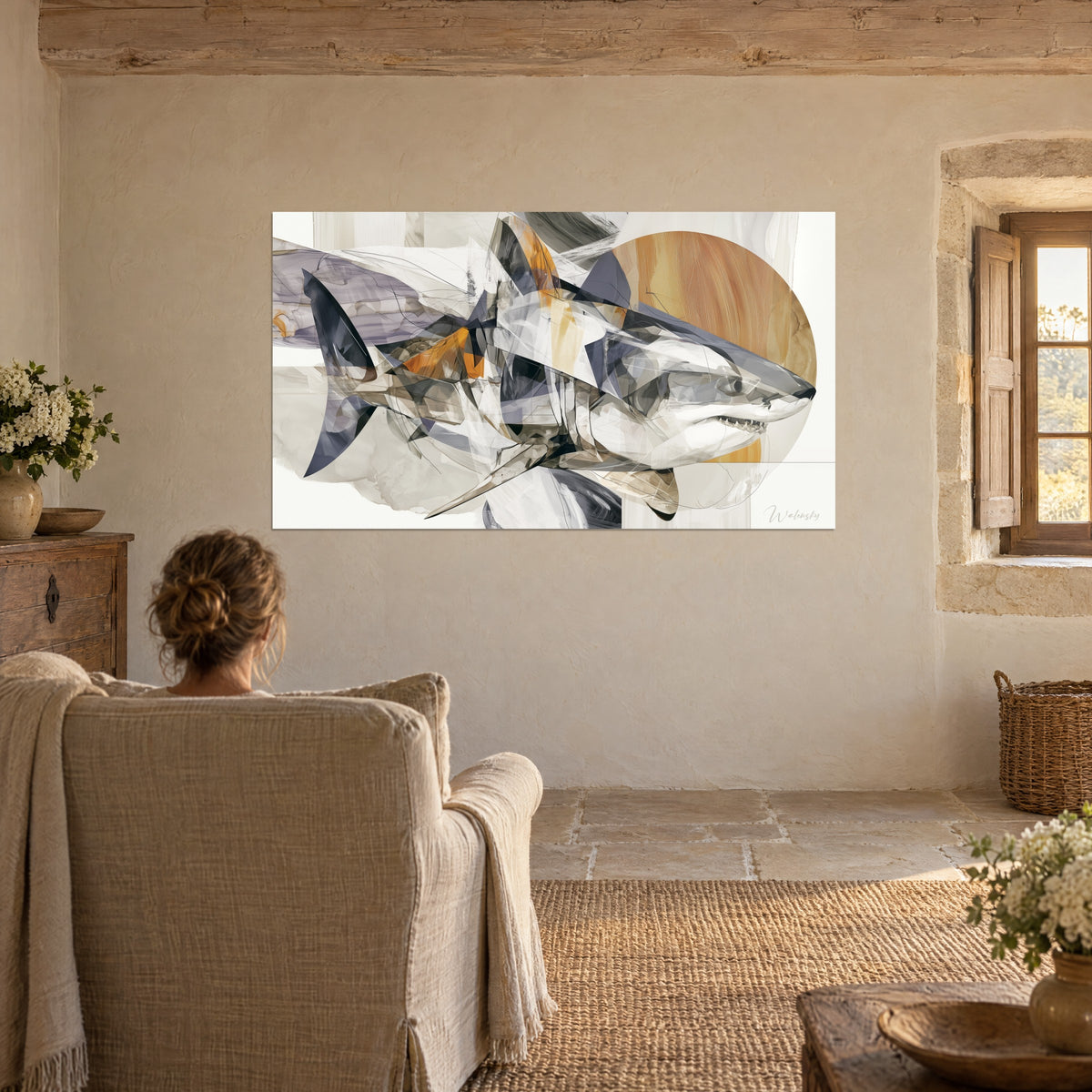 Tableau requin morcelé en facettes mauves, grises et dorées, œil noir et rostre pointu, face à un fauteuil en lin près d'une fenêtre