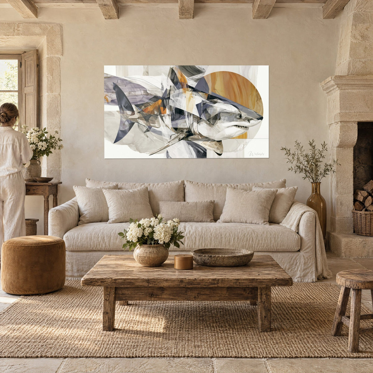Tableau grand requin blanc en facettes grises et ocre, disque doré en fond, au-dessus d'un canapé dans un salon lumineux