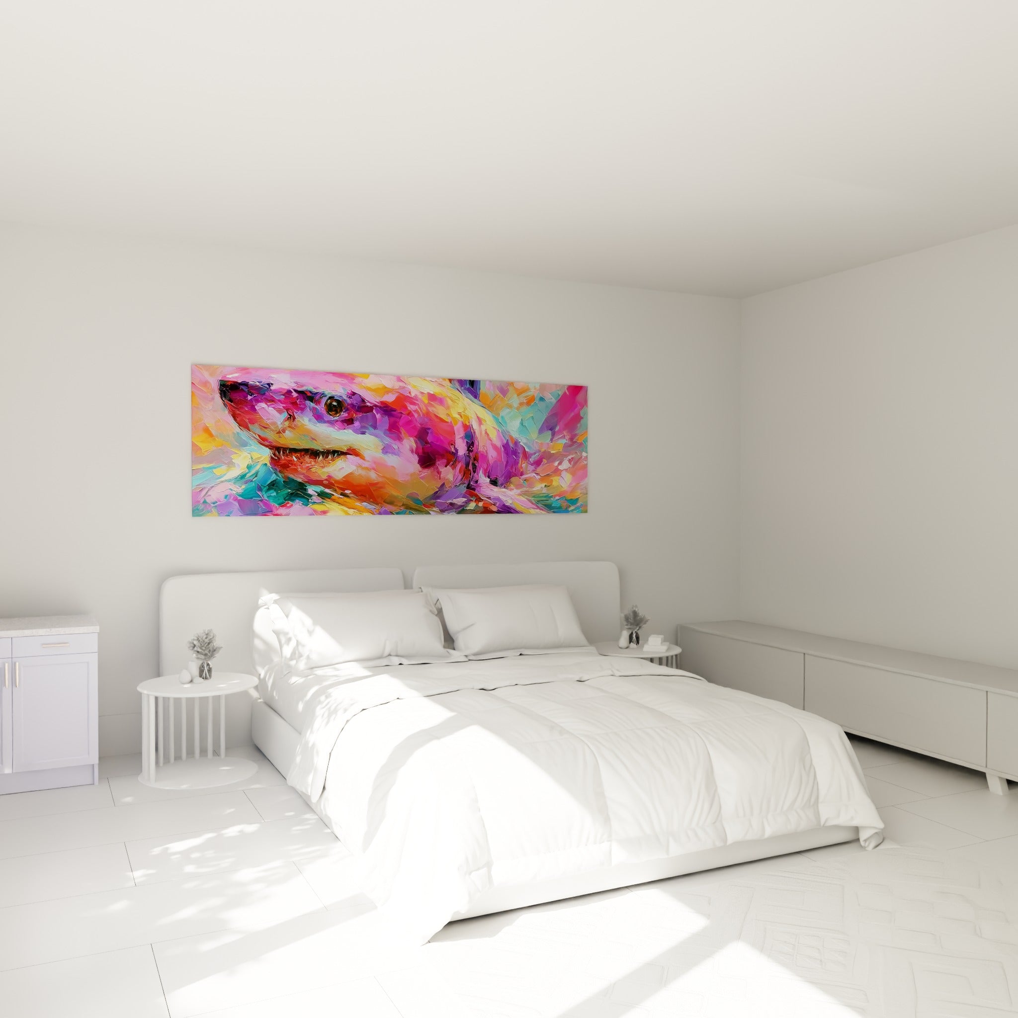 Requin fuchsia et doré aux dents visibles, accroché au-dessus d'un lit dans une chambre claire