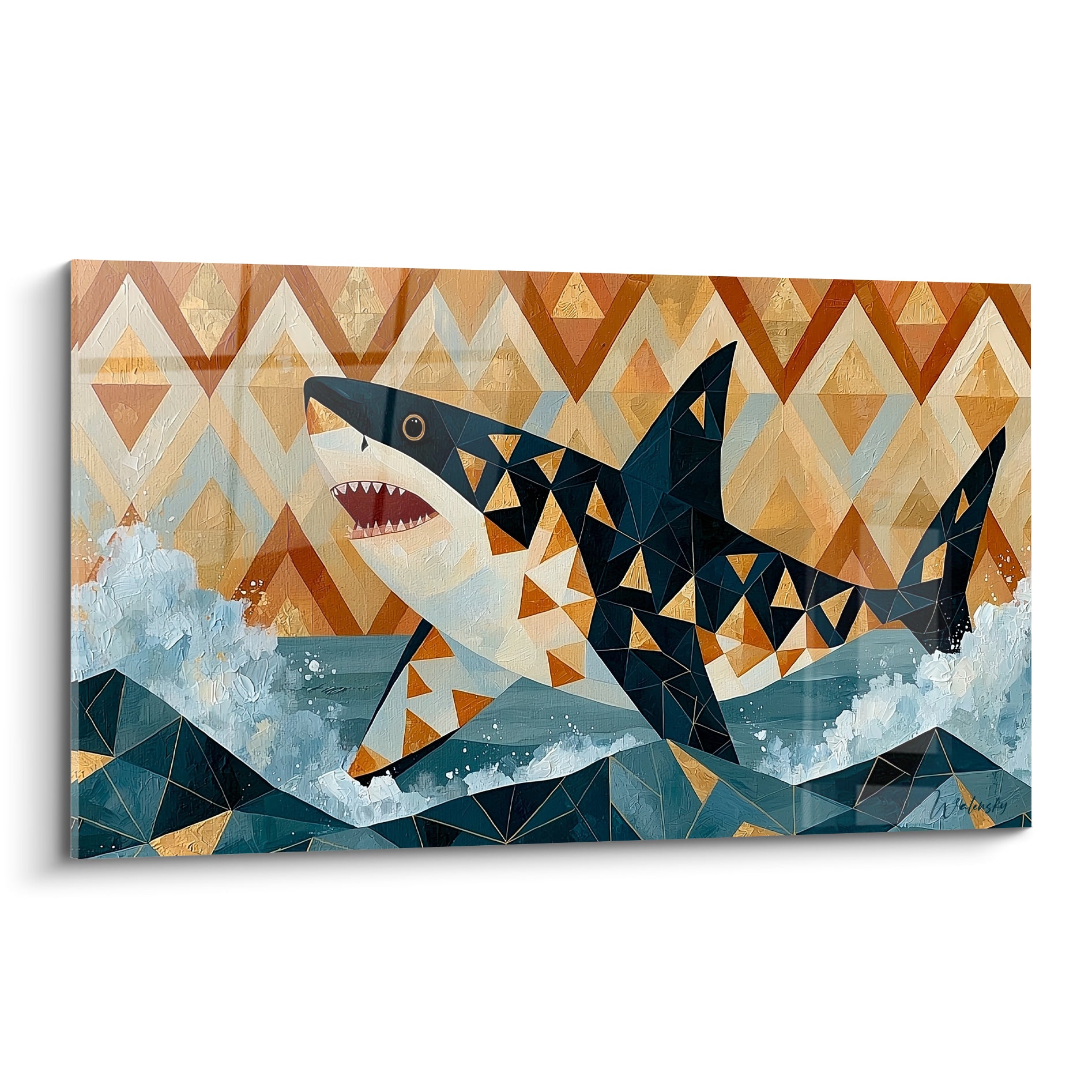 Requin bleu marine et ocre en facettes géométriques, gueule ouverte au-dessus des vagues stylisées