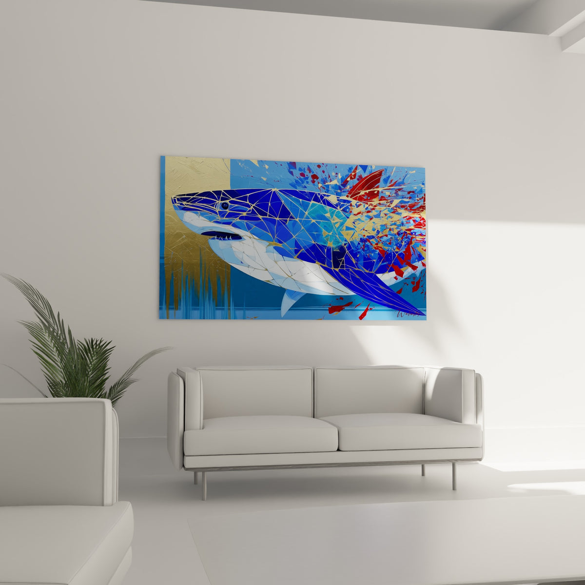 Requin anthracite et doré à la structure géométrique, au-dessus d'un canapé dans un salon lumineux