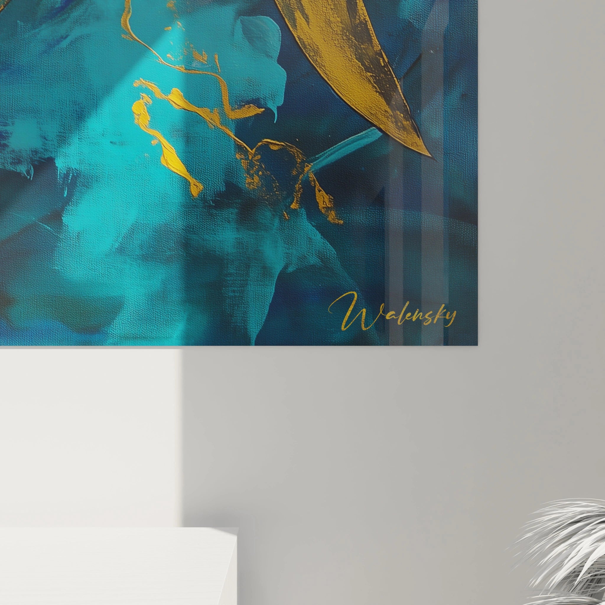 Détail du tableau requin abstrait bleu et or signé Walensky accroché au mur moderne