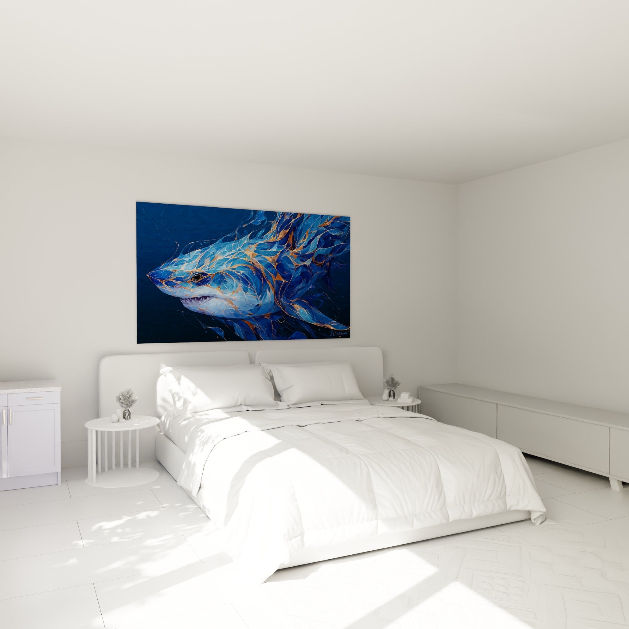 Mâchoire ouverte d'un requin bleu marine strié d'or, accroché au-dessus d'un lit dans une chambre claire