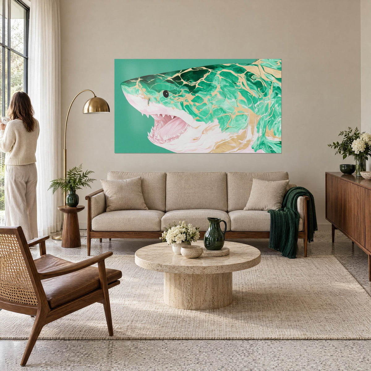 Tableau requin émeraude gueule béante, veines dorées sur fond vert menthe, au-dessus d'un canapé dans un salon lumineux