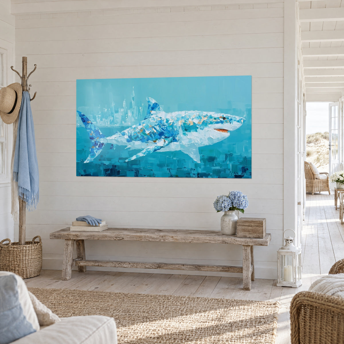Tableau squale en facettes cobalt et ivoire, gueule orangée, aux tons aqua, sur un mur lambrissé blanc, maison de bord de mer